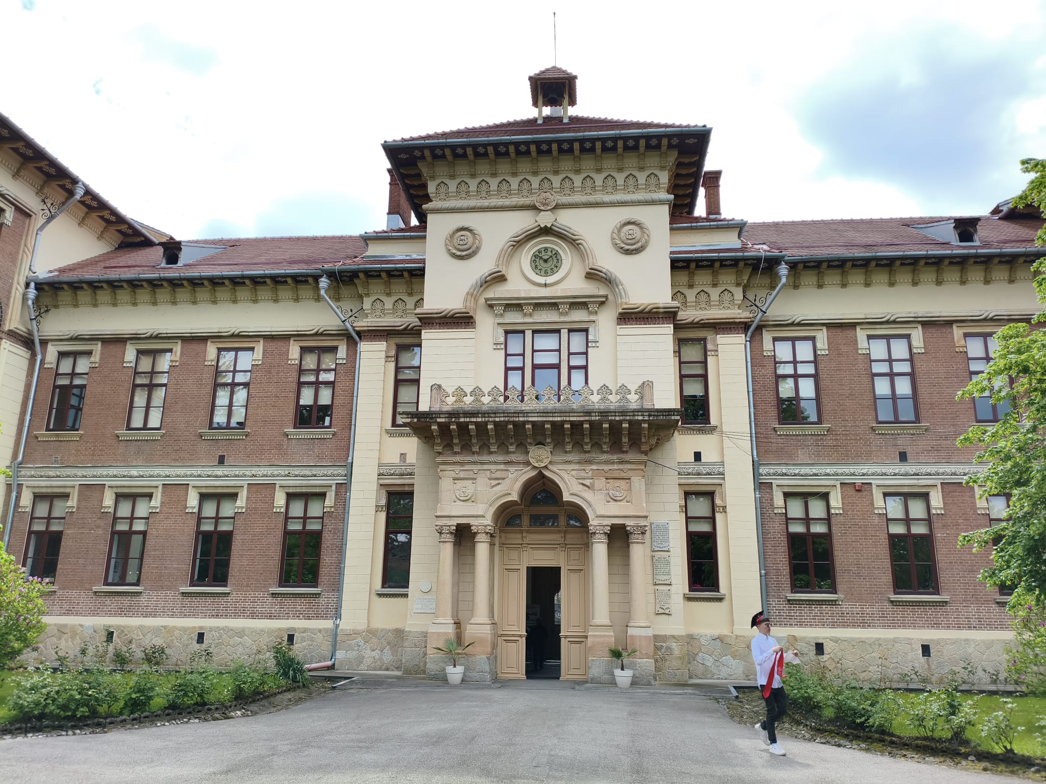 Povestea colegiului ridicat de regele Carol I la Câmpulung Muscel, pe locul unde trebuia să fie construit Peleșul 