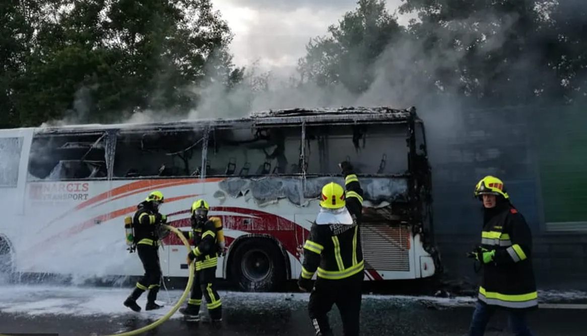 Un autocar cu 49 de români a fost mistuit de flăcări pe o autostradă din Austria. UPDATE MAE: "Oamenii sunt în afara oricărui pericol"