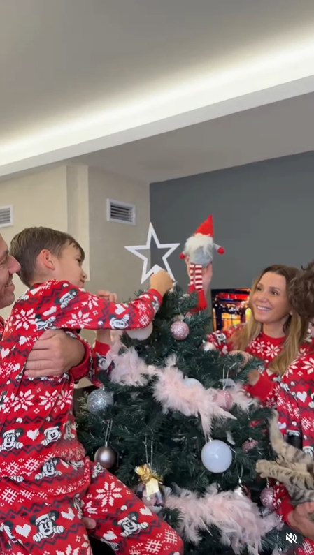 Imagini inedite cu Chef Ștefan Popescu și familia lui, în timp ce împodobesc bradul de Crăciun. „Vă arătăm puțin din atmosfera noastră”