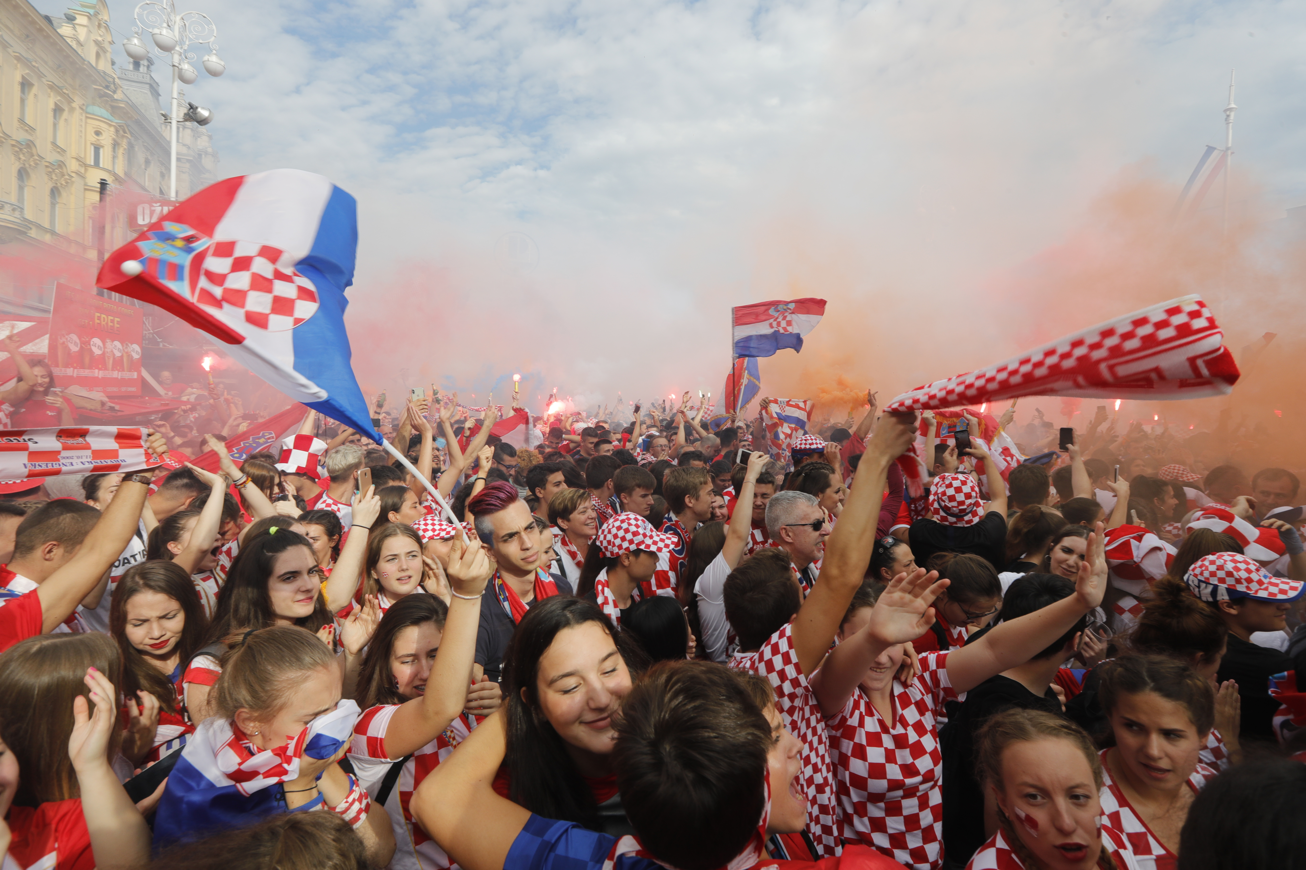 FOTO /  Cum au reacționat fanii croați, după ce Franța a câștigat Cupa Mondială. Imagini din Zagreb