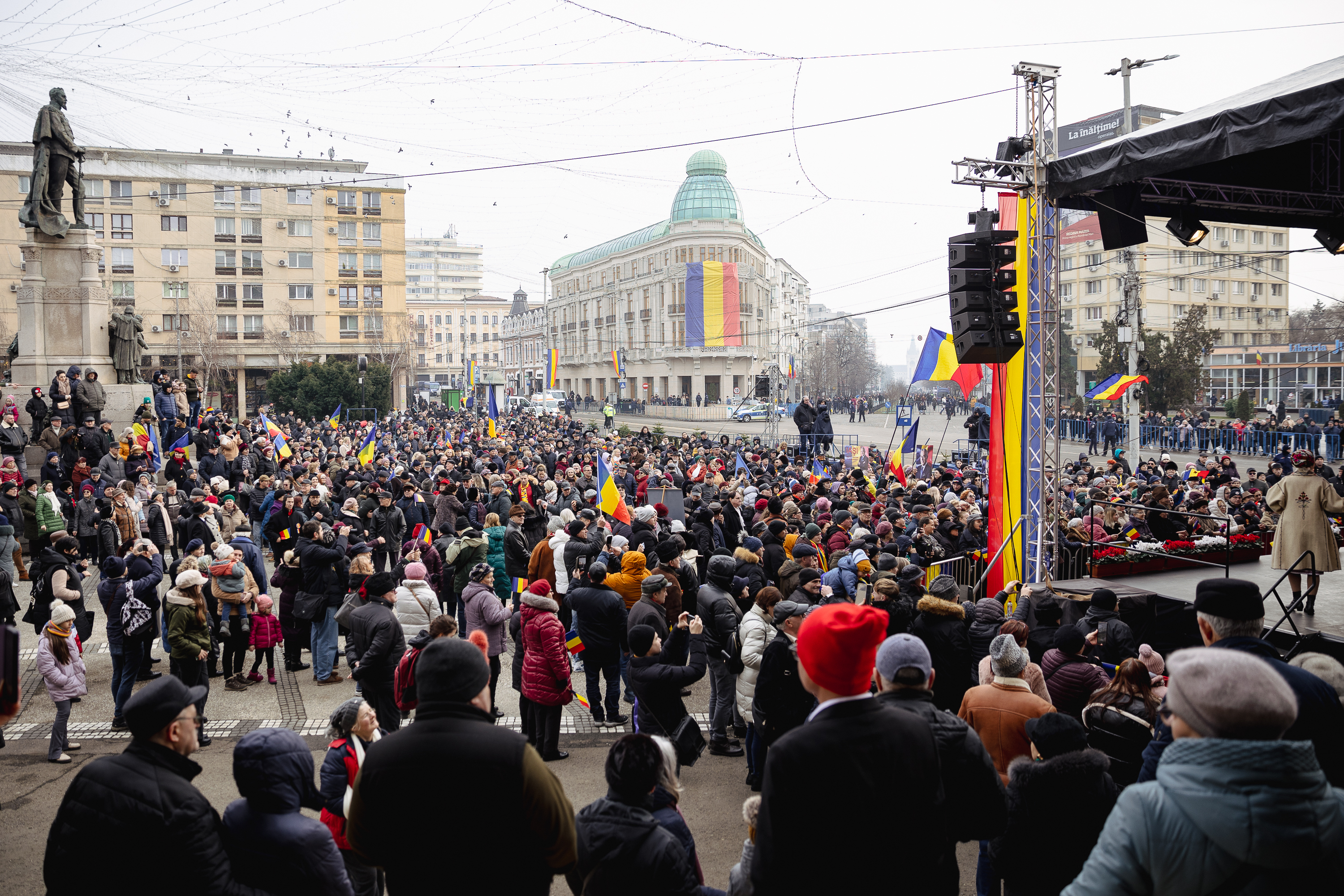 Ziua Unirii în imagini la Iași: câteva mii de oameni s-au bucurat de „sârba moldovenilor” și au fluierat puținii politicieni prezenți | Fotoreportaj