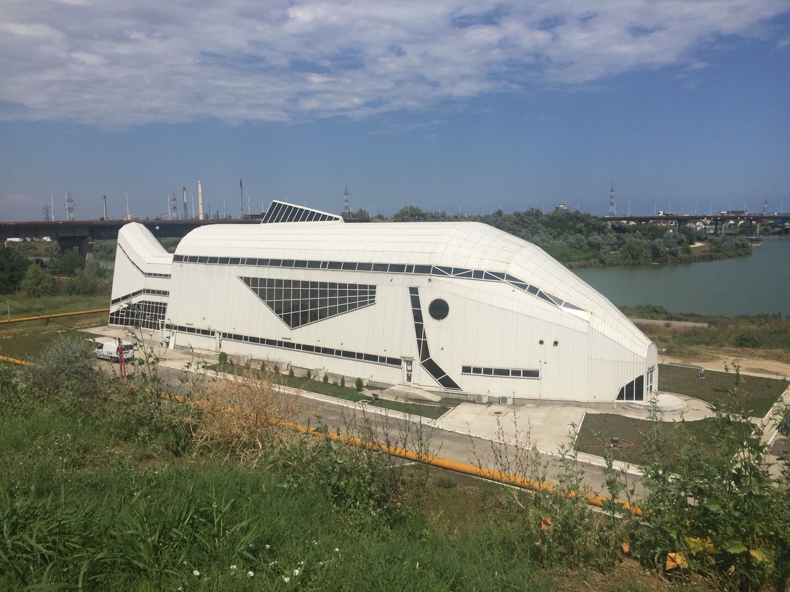 REPORTAJ/Piața de pește din Năvodari, un mastodont construit cu bani europeni, zace nefolosit. 1,5 milioane de euro, aruncați pe apa sâmbetei