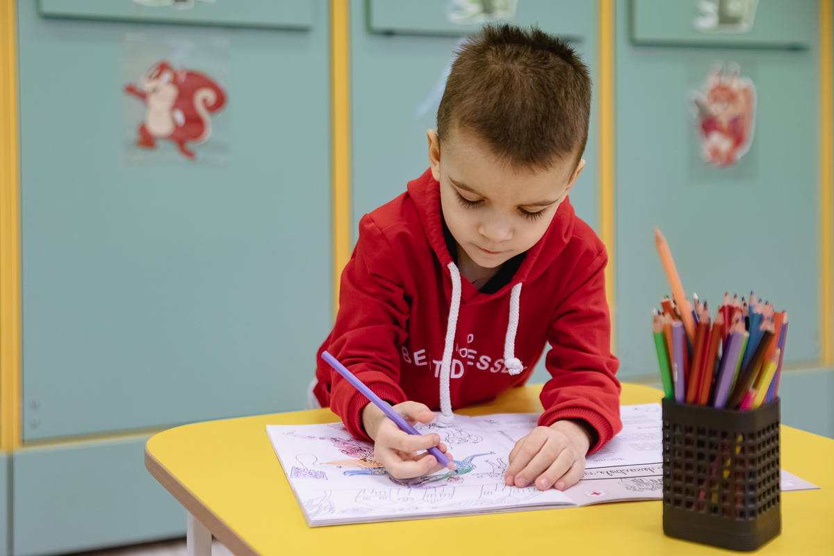 REPORTAJ. O tânără din București învață mii de copii și profesori ce trebuie să facă în caz de cutremur și cum să ofere primul ajutor. „Incendiul din Colectiv mi-a schimbat viața”