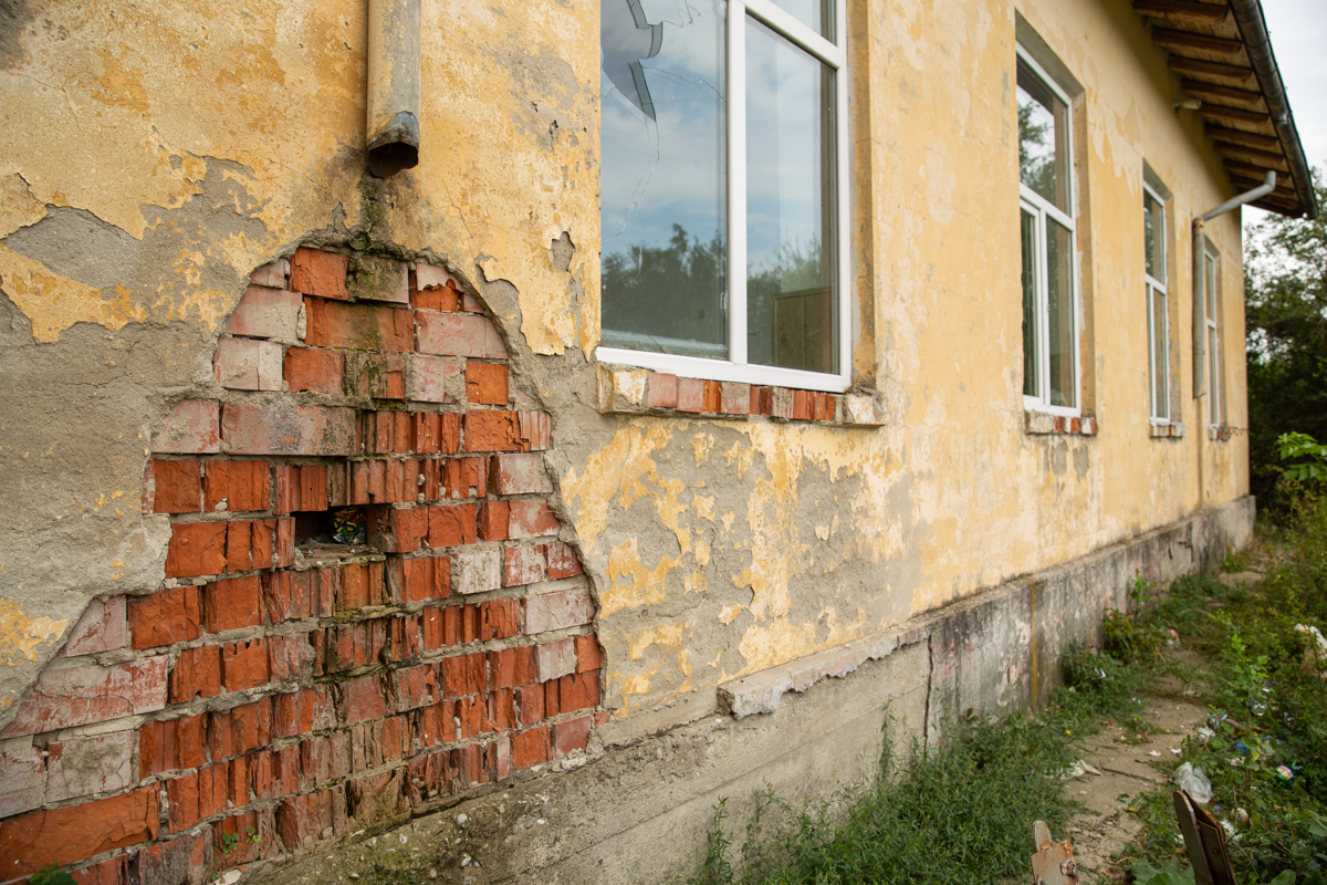 REPORTAJ. Pentru mii de copii de la sate, noul an şcolar va însemna măşti chinezeşti, întoarcerea la toaletele turceşti şi la minciunile româneşti!