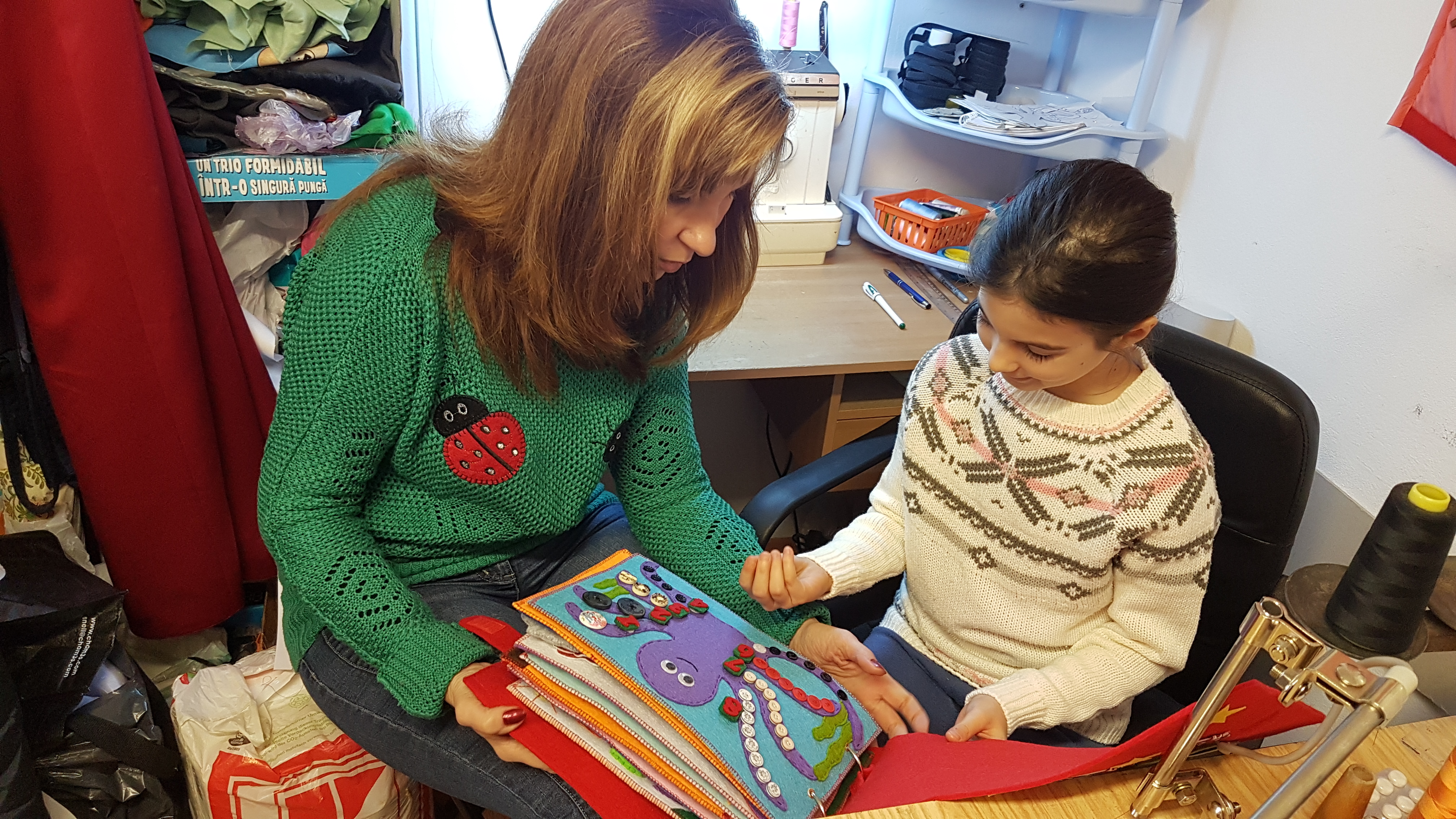 Cartea senzorială, o alternativă educativă românească excelentă la clasicul manual. „Este proiectul nostru de suflet” /GALERIE FOTO