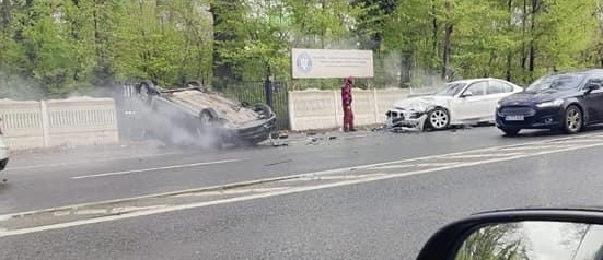 Accident în lanț cu șase mașini, lângă București. Cinci persoane, duse la spital