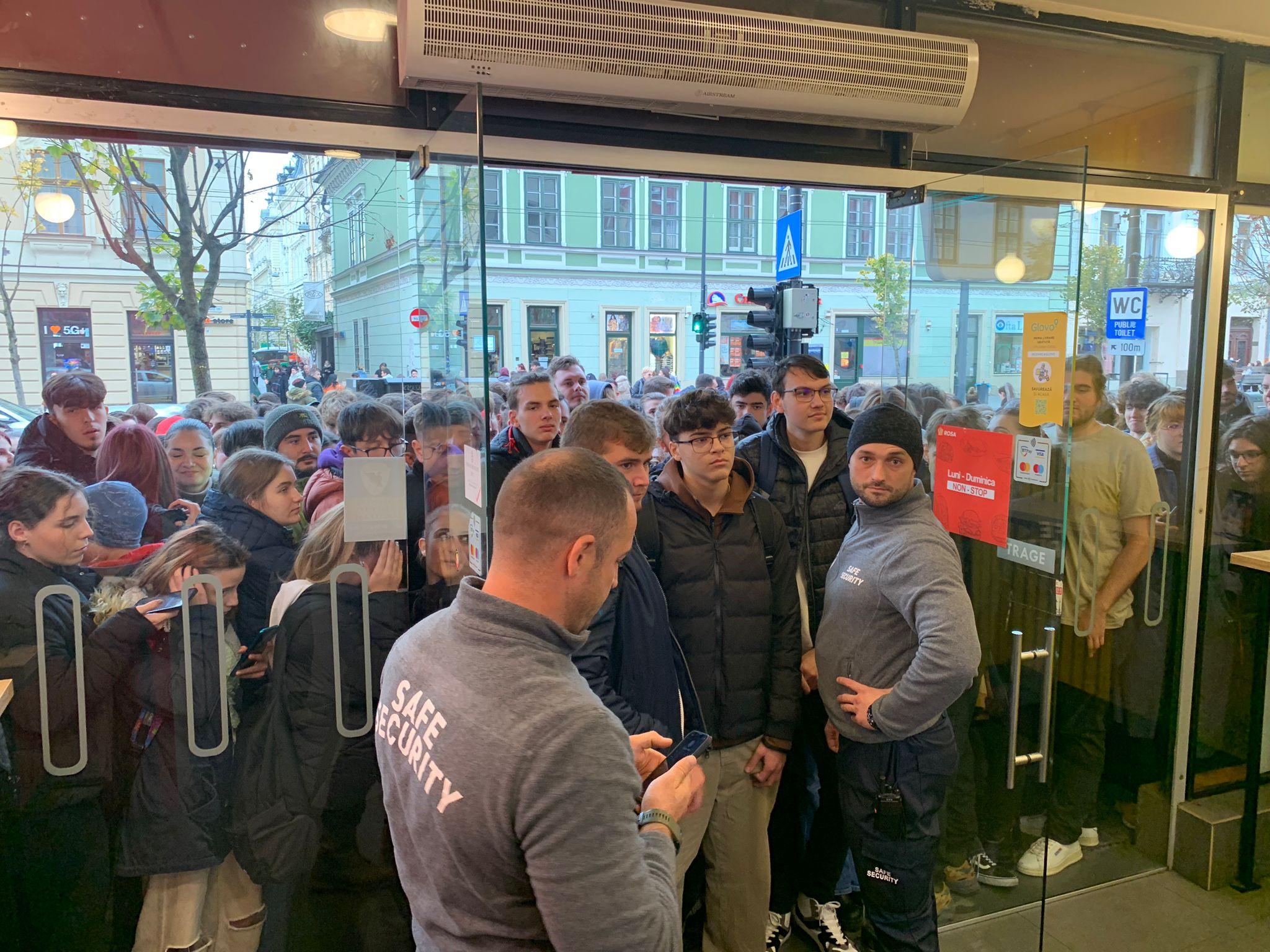 Sute de persoane s-au înghesuit în Cluj pentru a prinde shaorma gratis de Black Friday. Coada a depășit 100 de metri