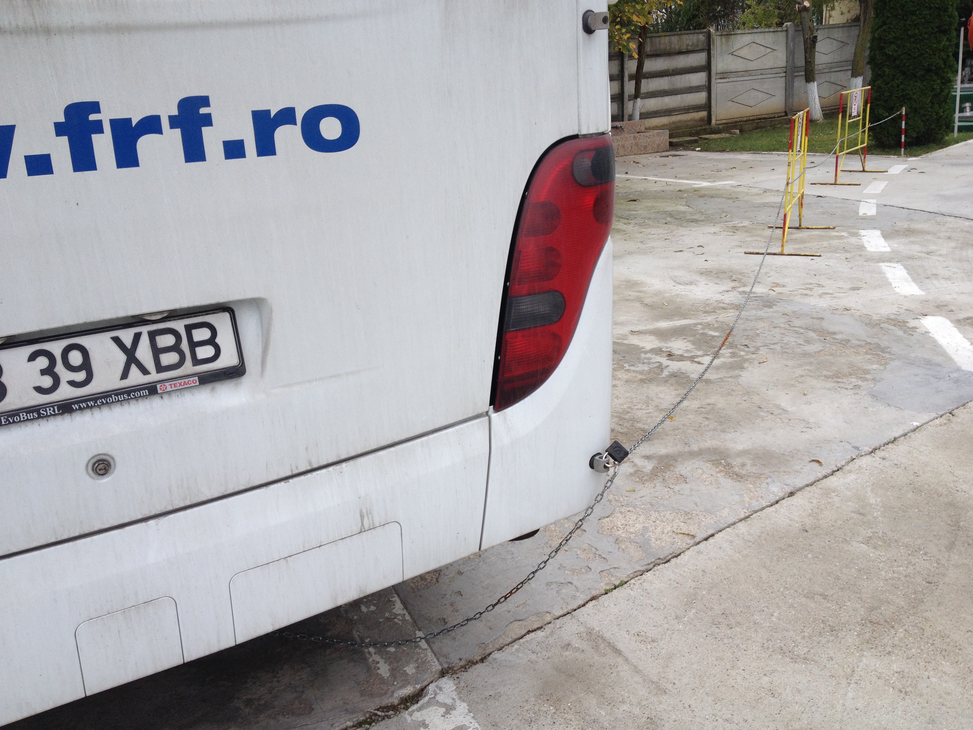 FRF / La baza de la Mogoșoaia, oficialii au legat autocarul cu lanțul! 