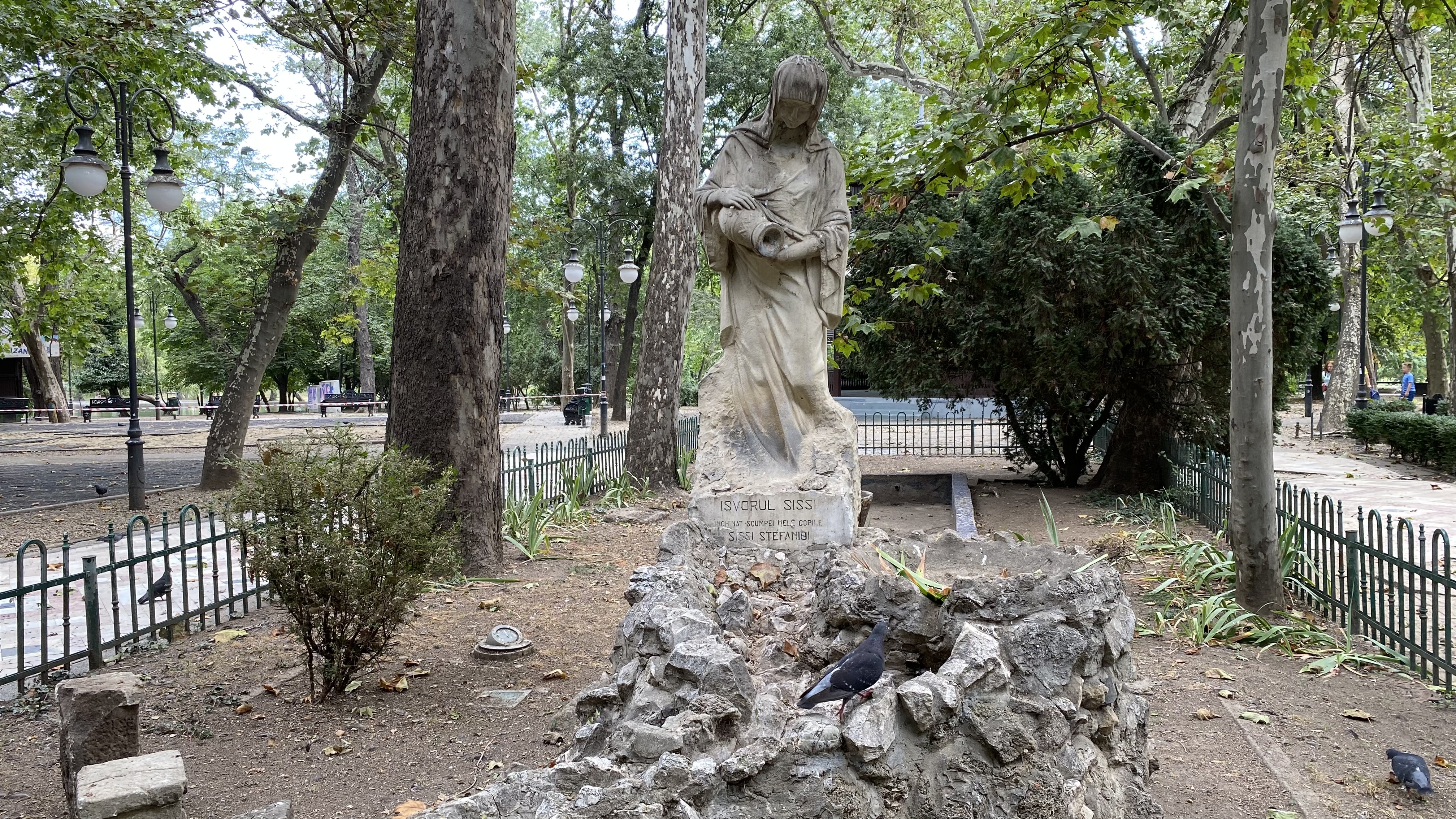 Cișmigiu, mândria tristă a Bucureștiului: pământ în loc de iarbă, alei distruse, garduri rupte și mirosuri insuportabile