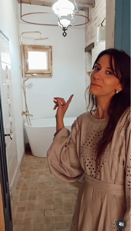Dana Rogoz a făcut turul casei de la Viscri și a arătat cum este în interior. Patul din dormitor a atras atenția tuturor. E spectaculos