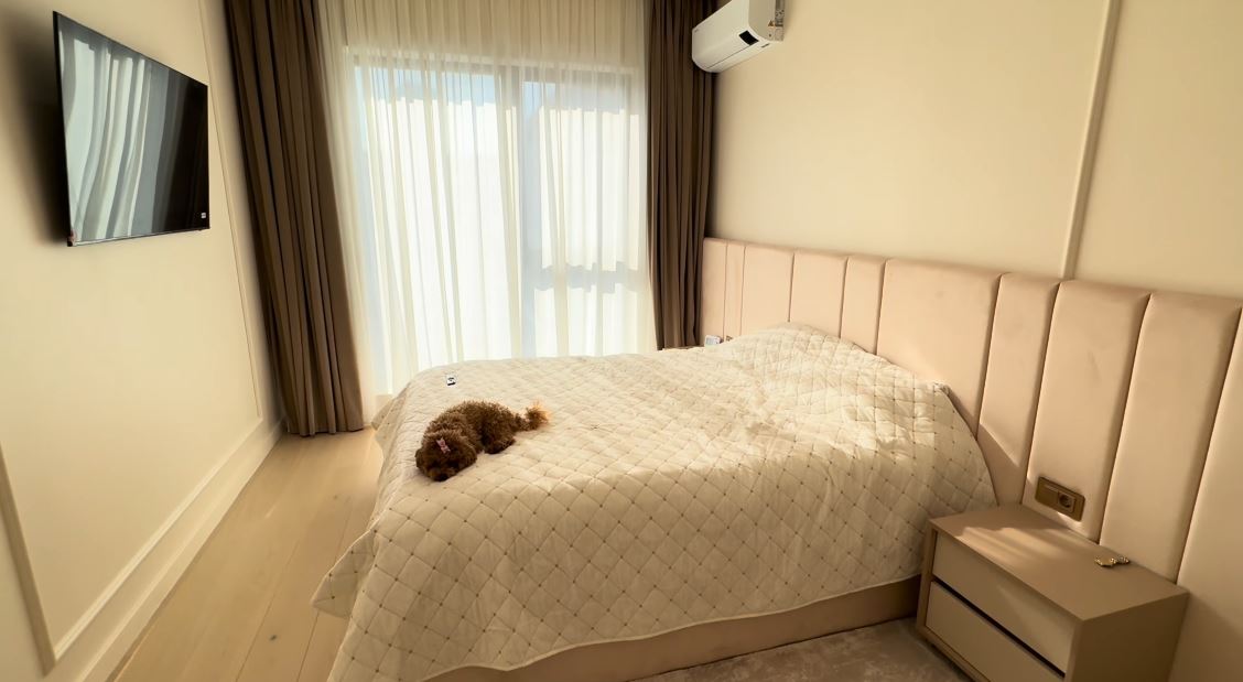 Imagini cu apartamentul din București în care locuiește Andreea Bostănică. Tânăra din Moldova câștigă 20.000 de euro pe săptămână