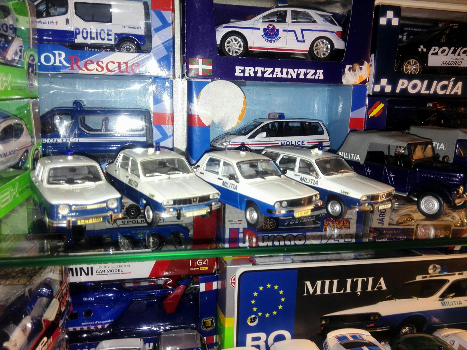 Laurenţiu Şaulescu, poliţistul care colecţionează maşini de poliţie! Pasiunea a început acum 30 de ani