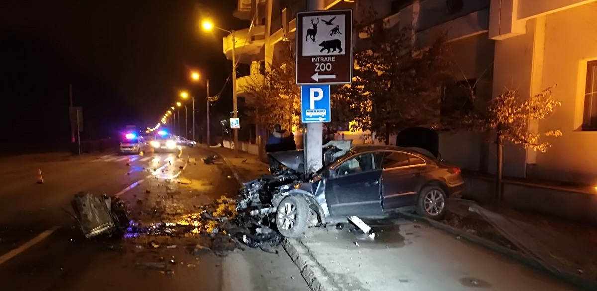 Un medic din Sibiu a intrat cu mașina într-un stâlp, la 220 km/h, și a murit pe loc