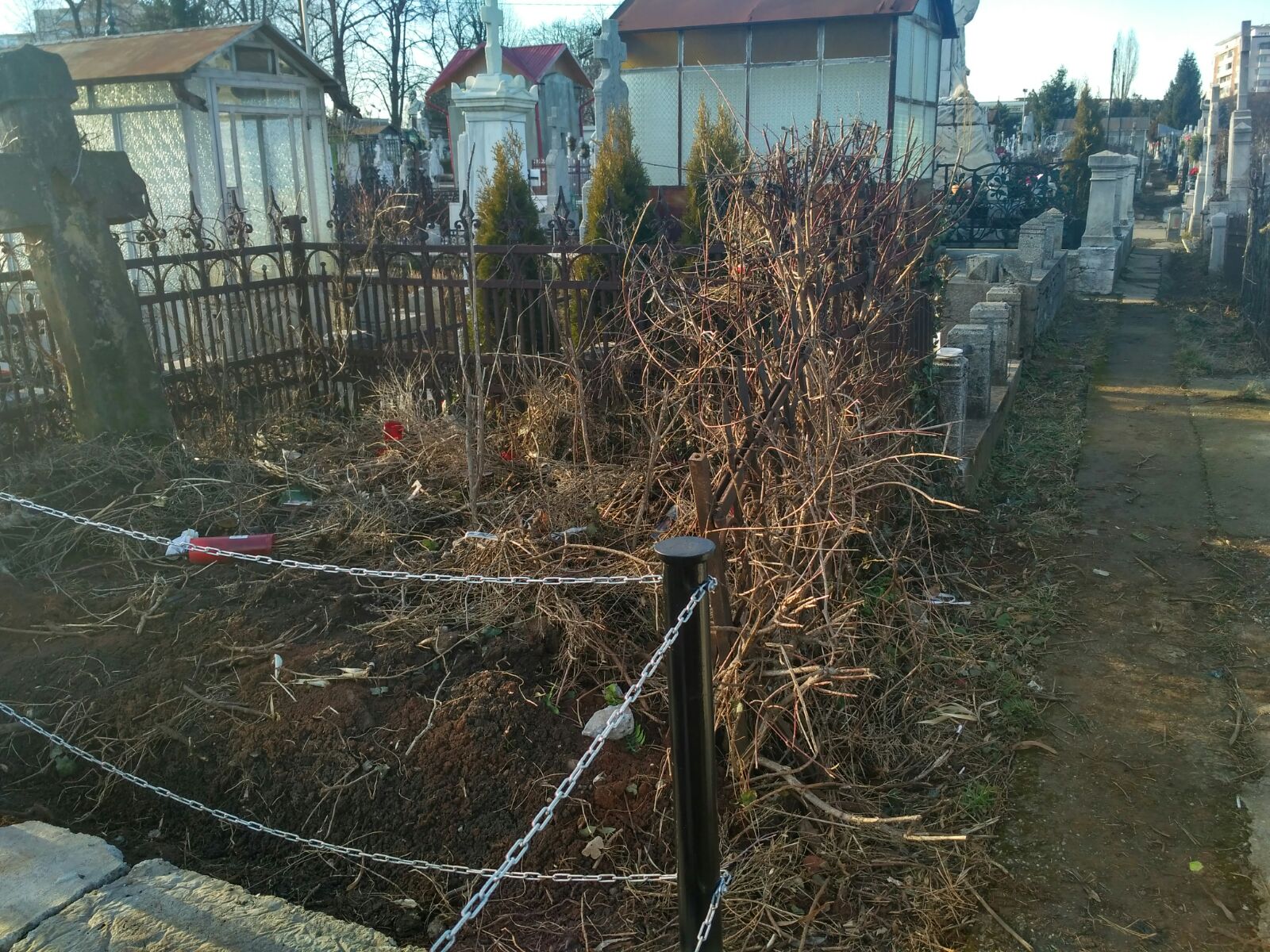 REPORTAJ / Morminte la preț de garsonieră, în Ploiești. Cum arată un loc de veci de 5.000 de euro/ VIDEO&FOTO