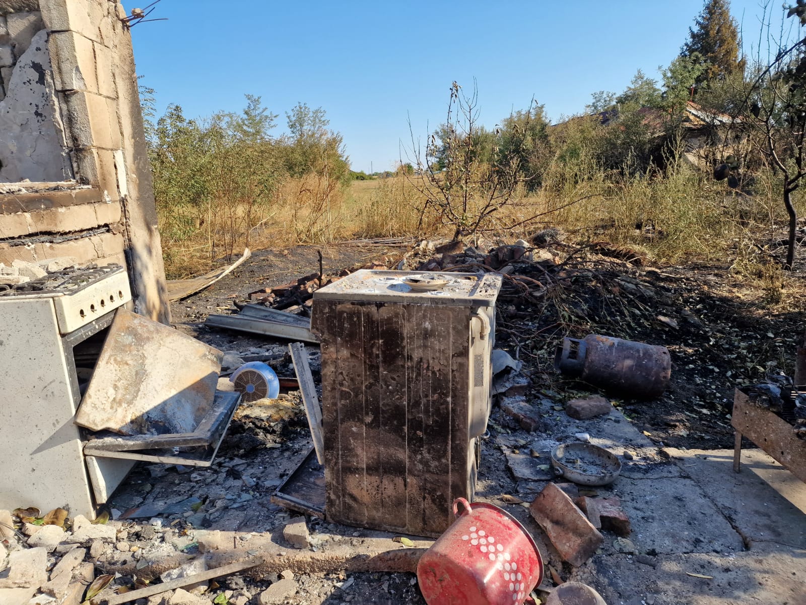 FOTOREPORTAJ Pompierii încă intervin în zona exploziei, oamenii spun că n-au primit ajutor: „Stăteam lângă o bombă și nu știam!”