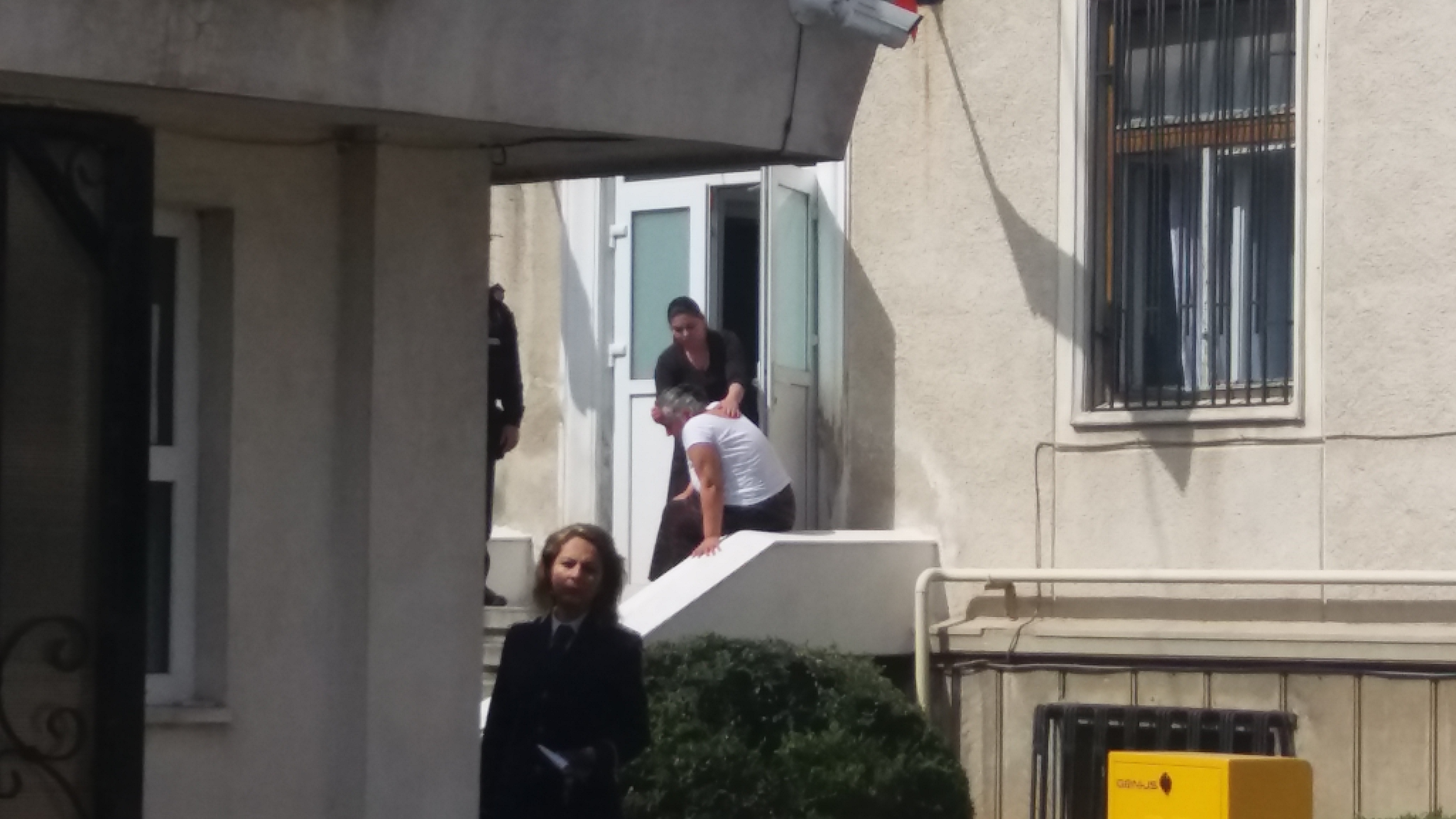 Percheziții la ghicitoarele din Ploieşti! Mai multe persoane, acuzate de înșelăciune și șantaj! A fost nevoie de intervenţia ambulanţei! GALERIE FOTO