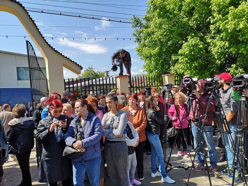 Înghesuială cum nu s-a mai văzut la înmormântarea lui Răzvan Ciobanu. Lumea s-a urcat pe garduri și la ferestre | FOTO