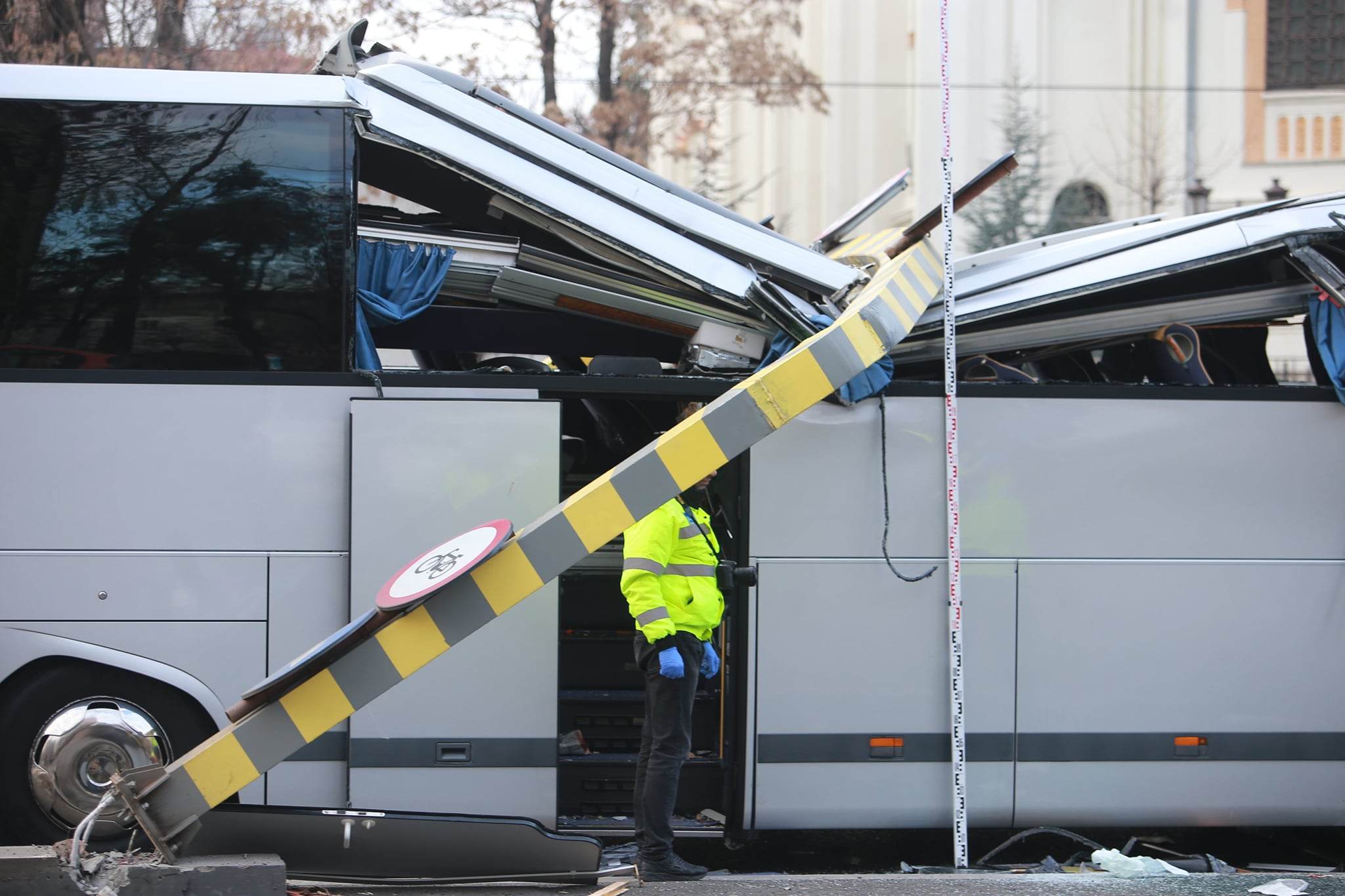 Impact violent la intrarea în Pasajul Unirii. Un mort și 24 de răniți, după ce un autocar cu turiști a intrat în limitatorul de înălțime