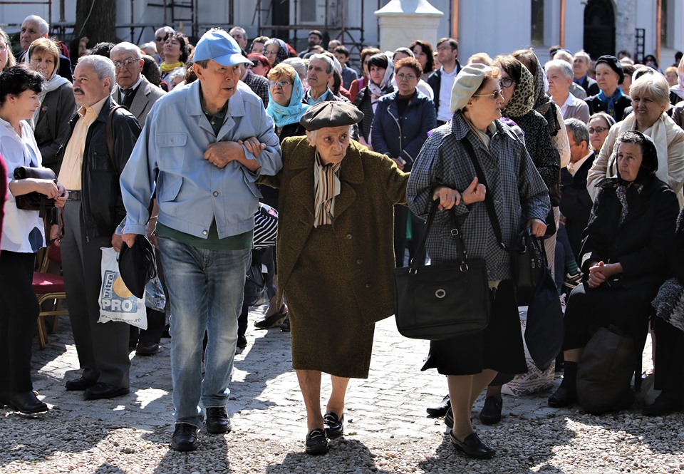 Sute de oameni participă la slujba de Izvorul Tămăduirii de la Biserica Mavrogheni. Ce nu ai voie să faci azi pentru a nu fi lovit de blestem | FOTO