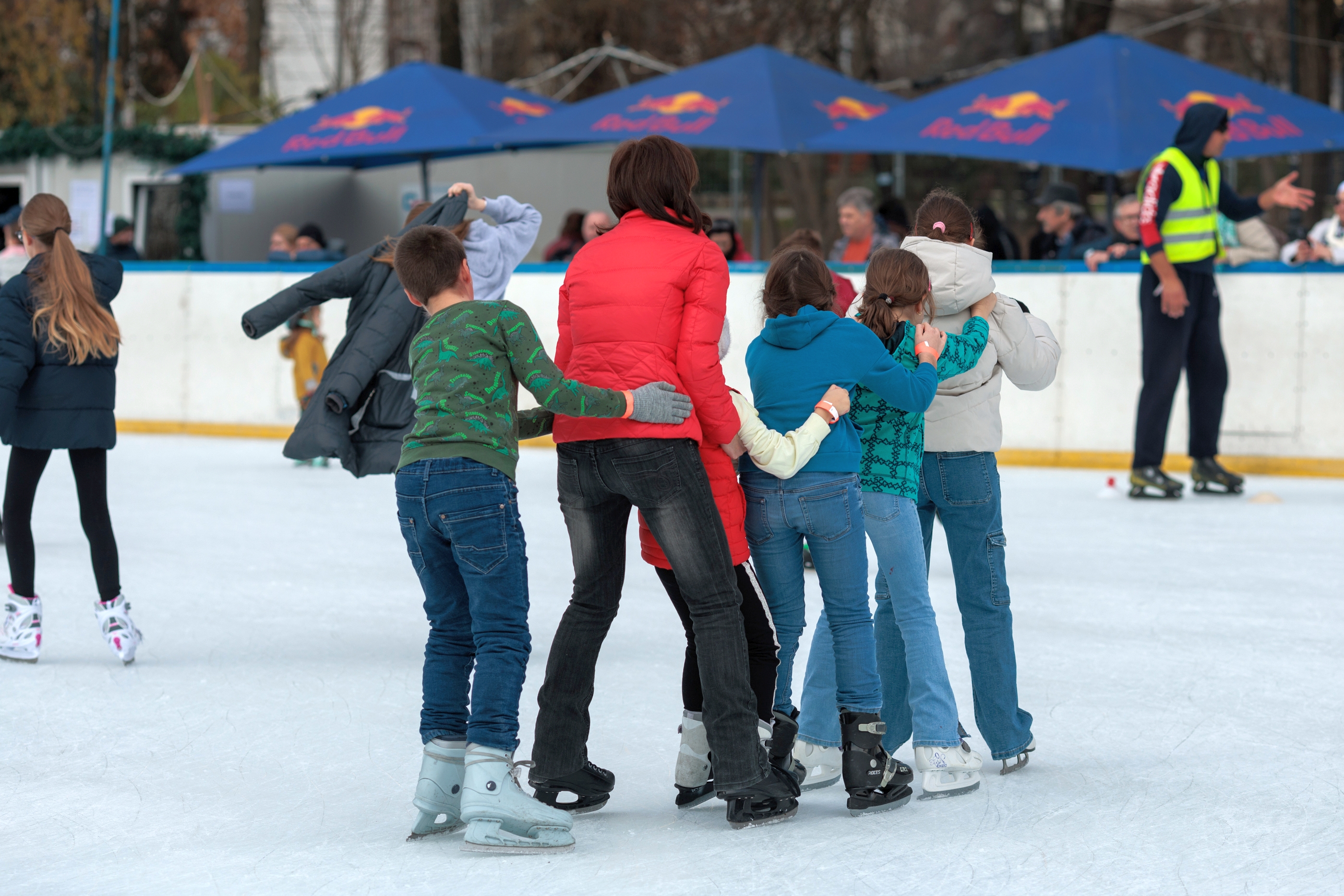Unde patinăm în București? Patinoarul din Parcul Cișmigiu este cel mai mare, dar și cel mai scump. Care sunt alternativele | FOTO