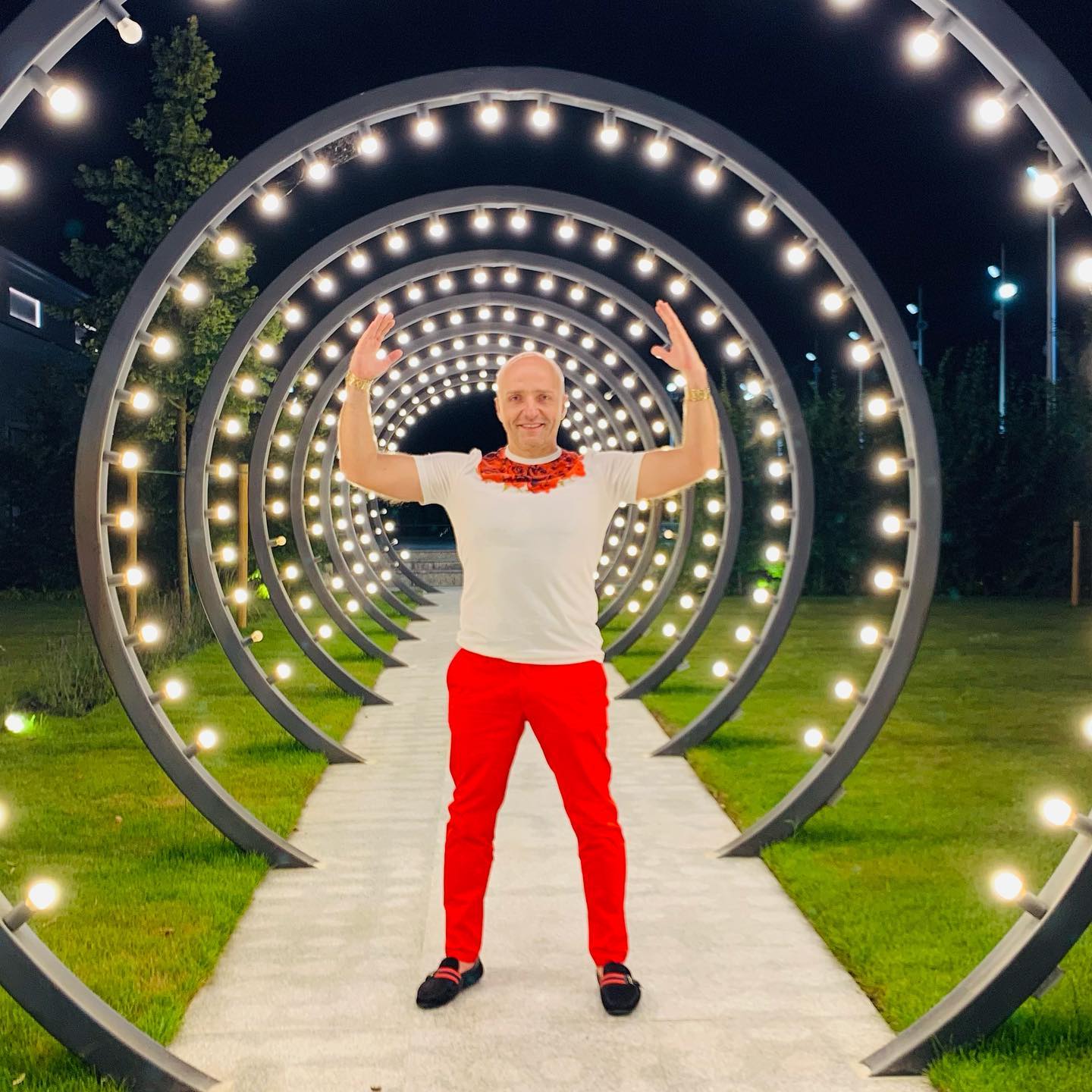 Costi Ioniță reinventează maneaua „Of, viața mea”. Cum sună „Mi Vida”, remake al celebrei piese cântate cu Adrian Minune în urmă cu zeci de ani