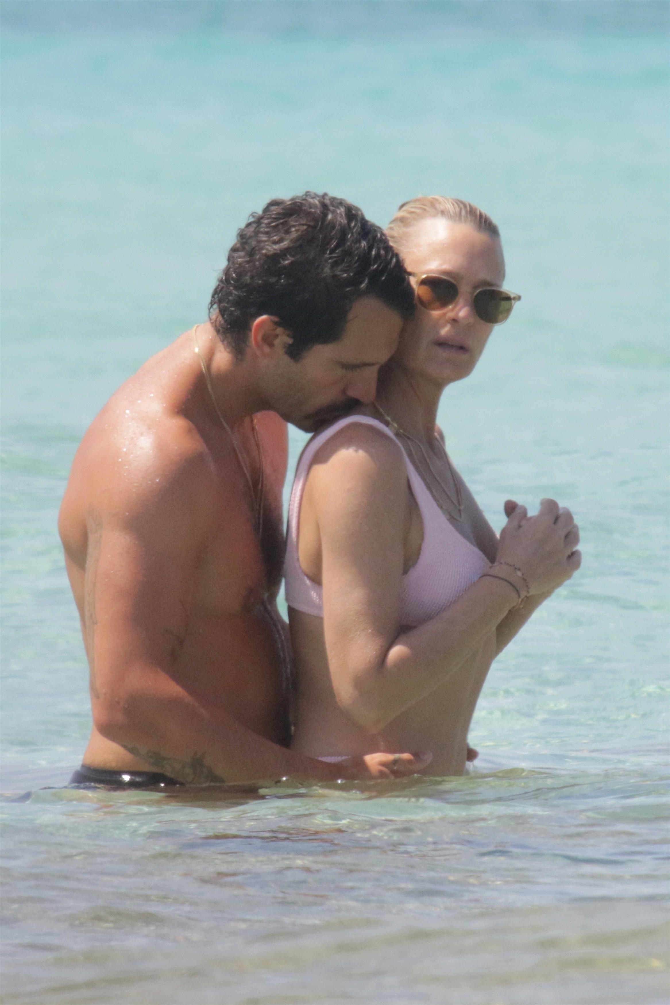 FOTO | Robin Wright, vedeta din House of Cards, în costum de baie. Actrița încă face furori, la 52 de ani