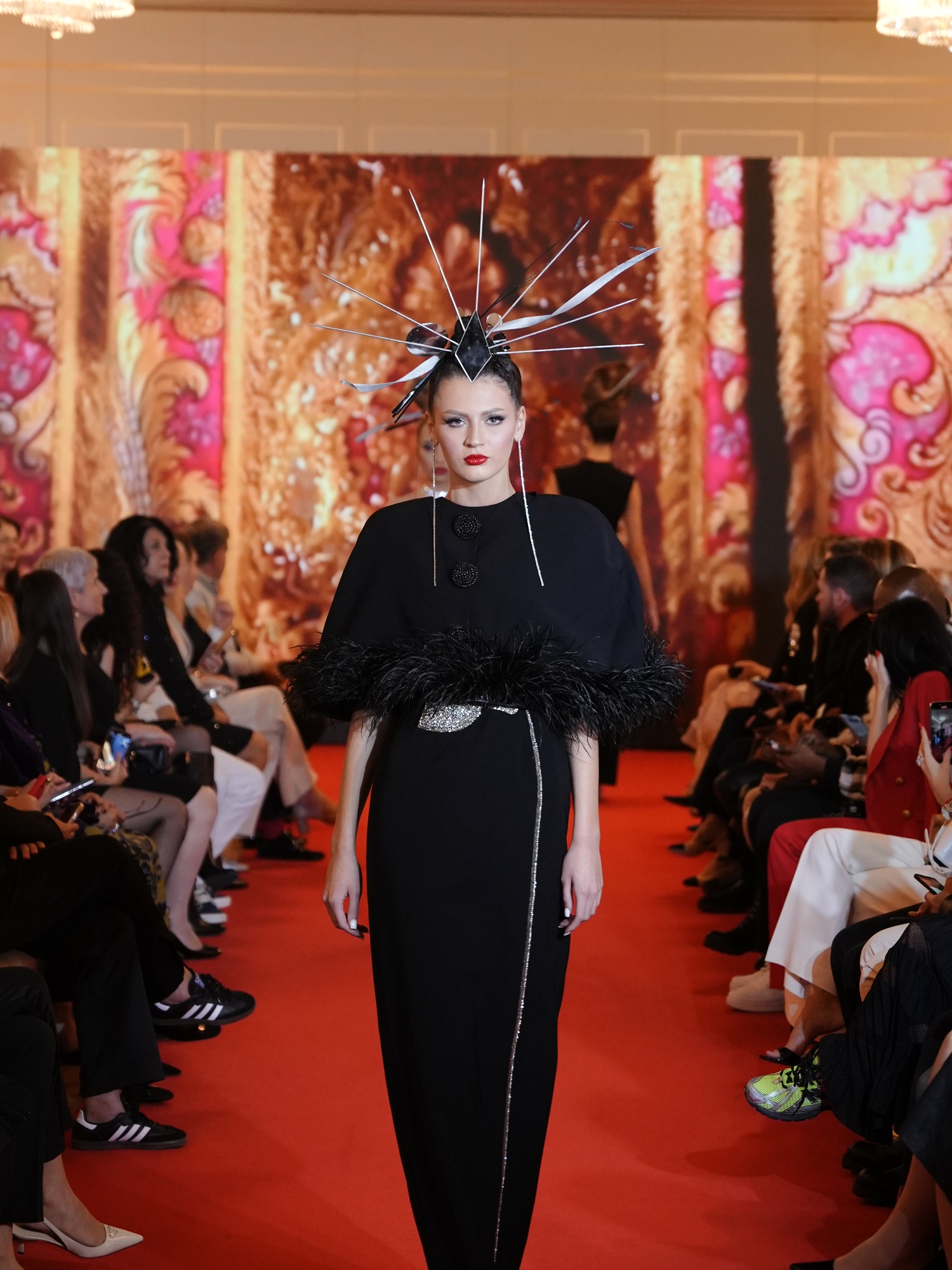 Cătălin Botezatu, aplaudat la Paris Fashion Week 2024. Și-a prezentat noua colecție haute-couture la Hotelul Ritz