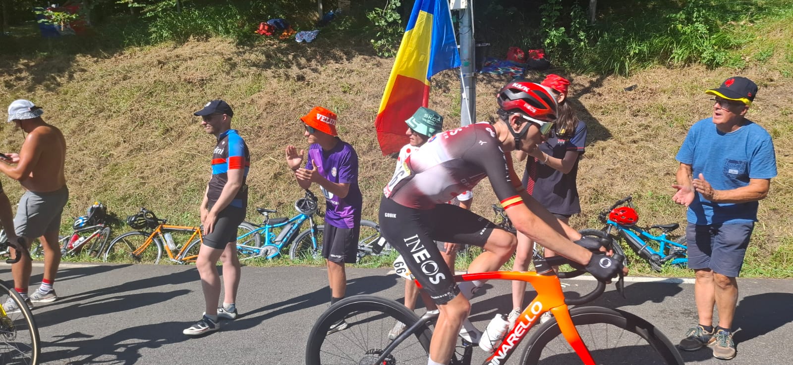 Românii care au dus tricolorul pe cățărările mitice din Turul Franței: „Ca să prindem un loc bun pe Tourmalet, ne-am sculat la 3.30”