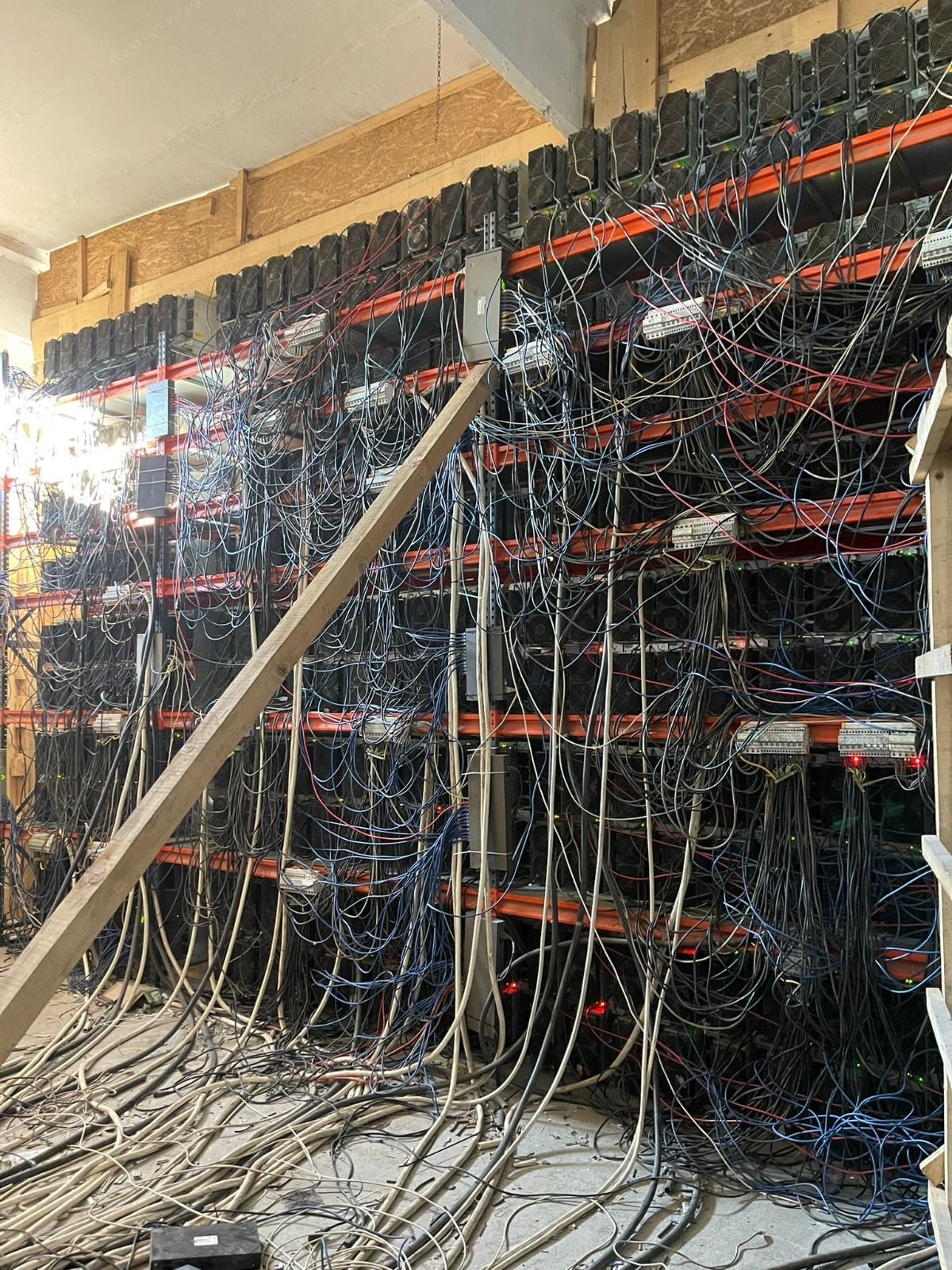 Cum arată o fermă clandestină de minat criptomonede. ANAF a găsit una la Satu Mare