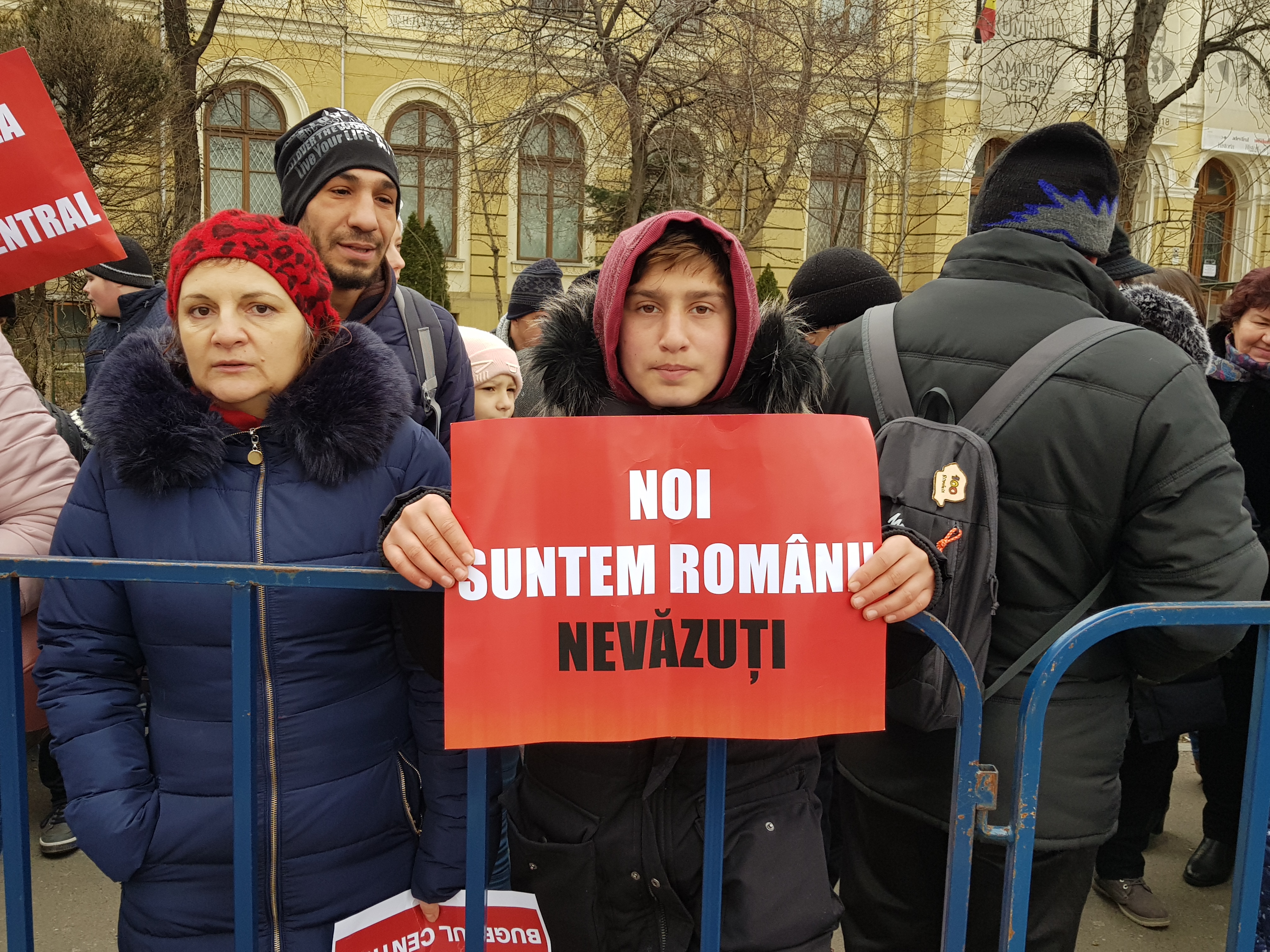 VIDEO/ Problemele persoanelor cu dizabilități, pasate de la guvern la primării. Mămica unui copil cu tetrapareză spastică: "Lupt pentru drepturile lui, ca om, iar politicienii șterg cu el pe jos!"