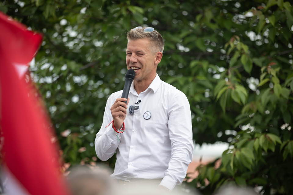 Magyar Péter egy nagyobb összeggel támogatta az elromlott klímákkal küzdő Bethesda Gyermekkórházat