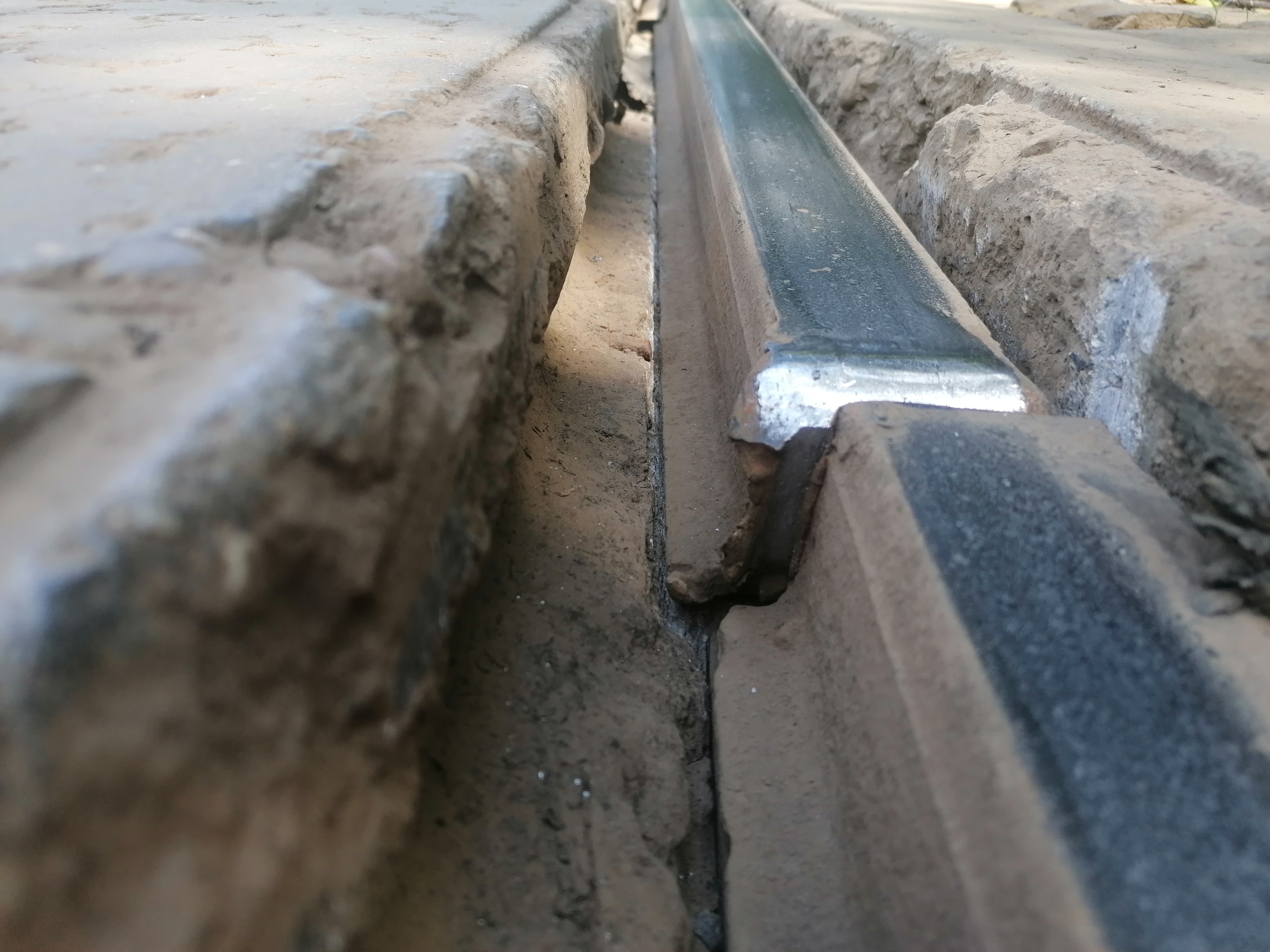 Gropi, șine rupte și segmente lipsă. Imagini cu liniile de tramvai care îi înspăimântă pe bucureștenii care vin la muncă în Pipera: „Mai bine cobor cu două stații înainte”