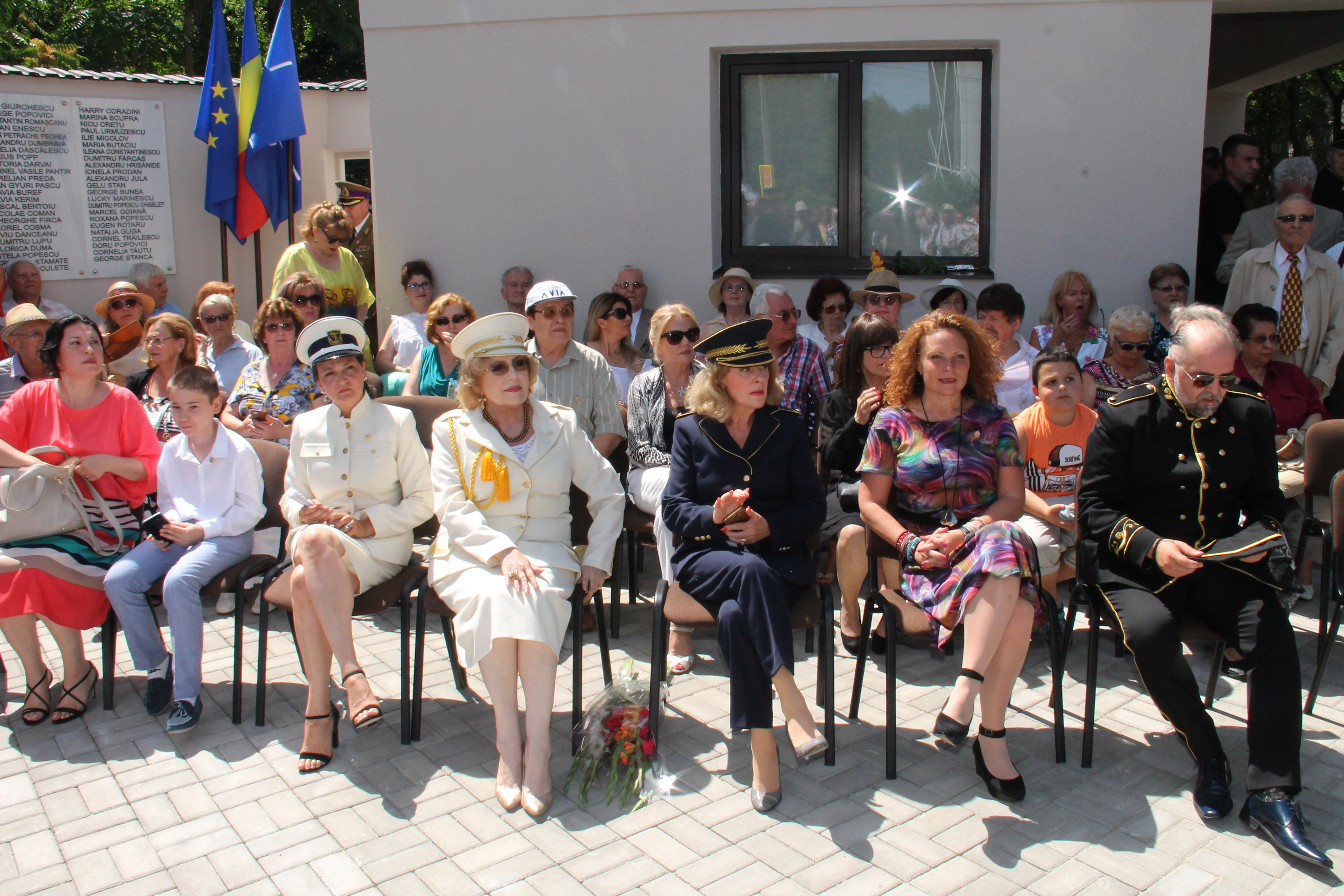 Corina Chiriac, Daniel Iordăchioaie, Ileana Șipoteanu și Marcel Pavel au dat milităria jos din pod! Cum arată cântăreții în uniforme