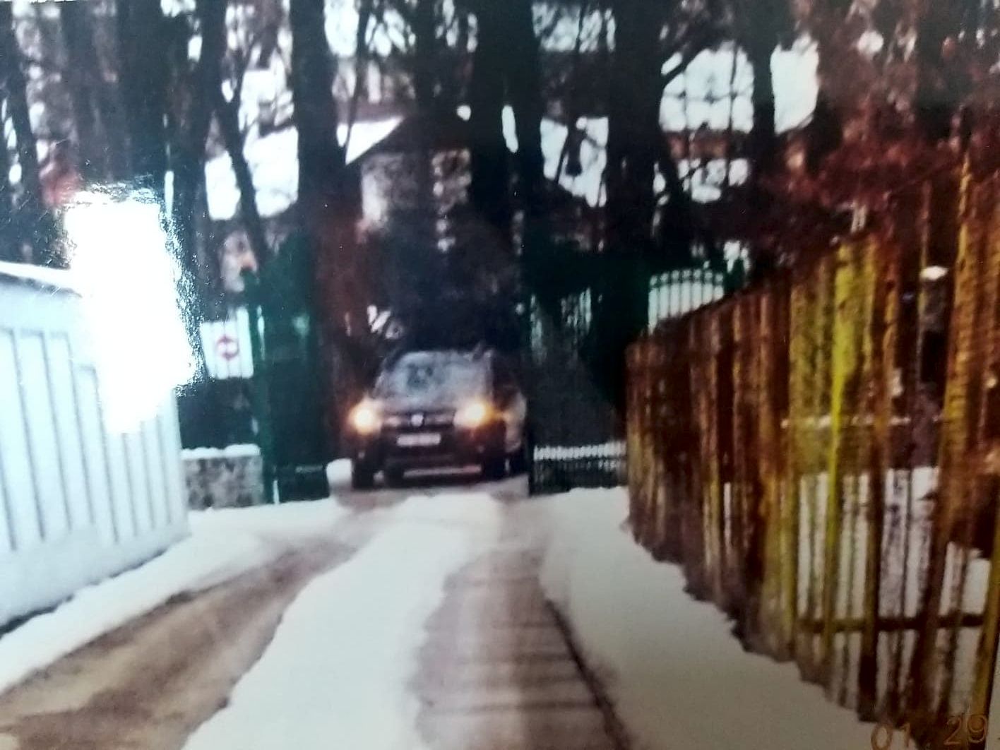 Mașină de serviciu destinată pădurarilor din Argeș, dar folosită de soția unui șef. Cine este șoferița din imagine