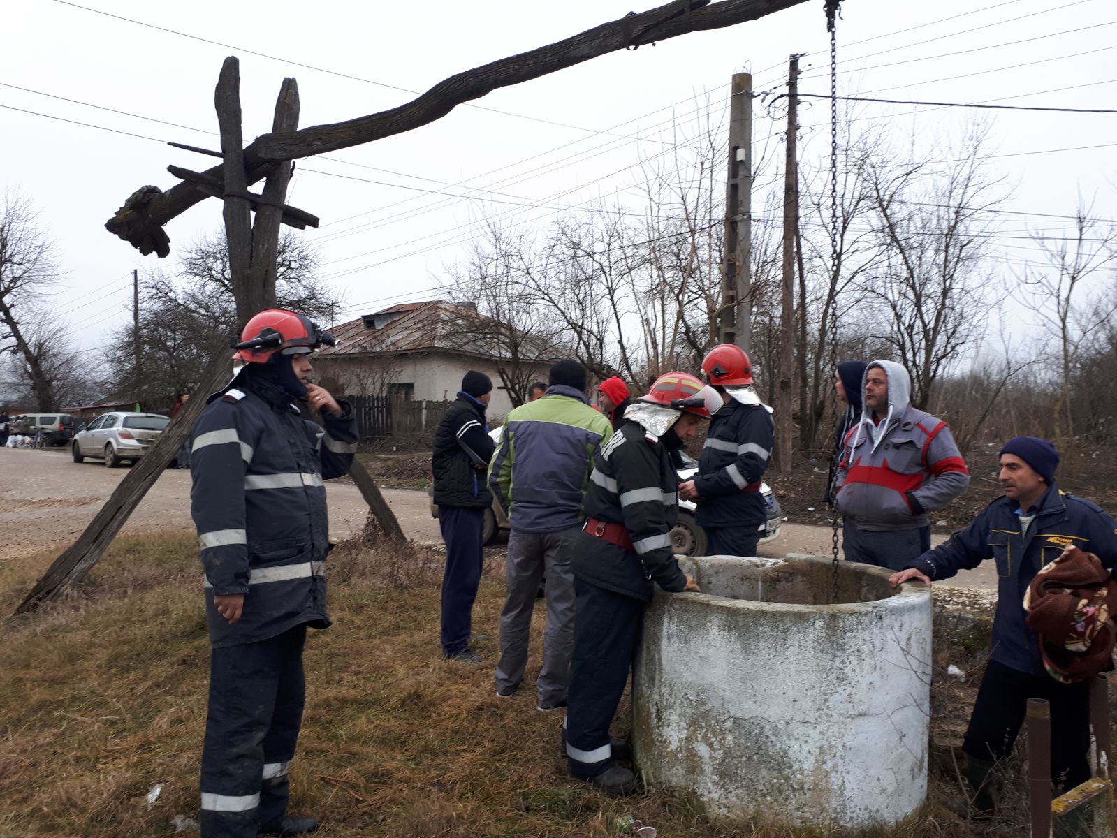 FOTO|O bătrână de 91 de ani din Teleorman a scăpat cu viață după ce a căzut într-o fântână îngustă de un metru