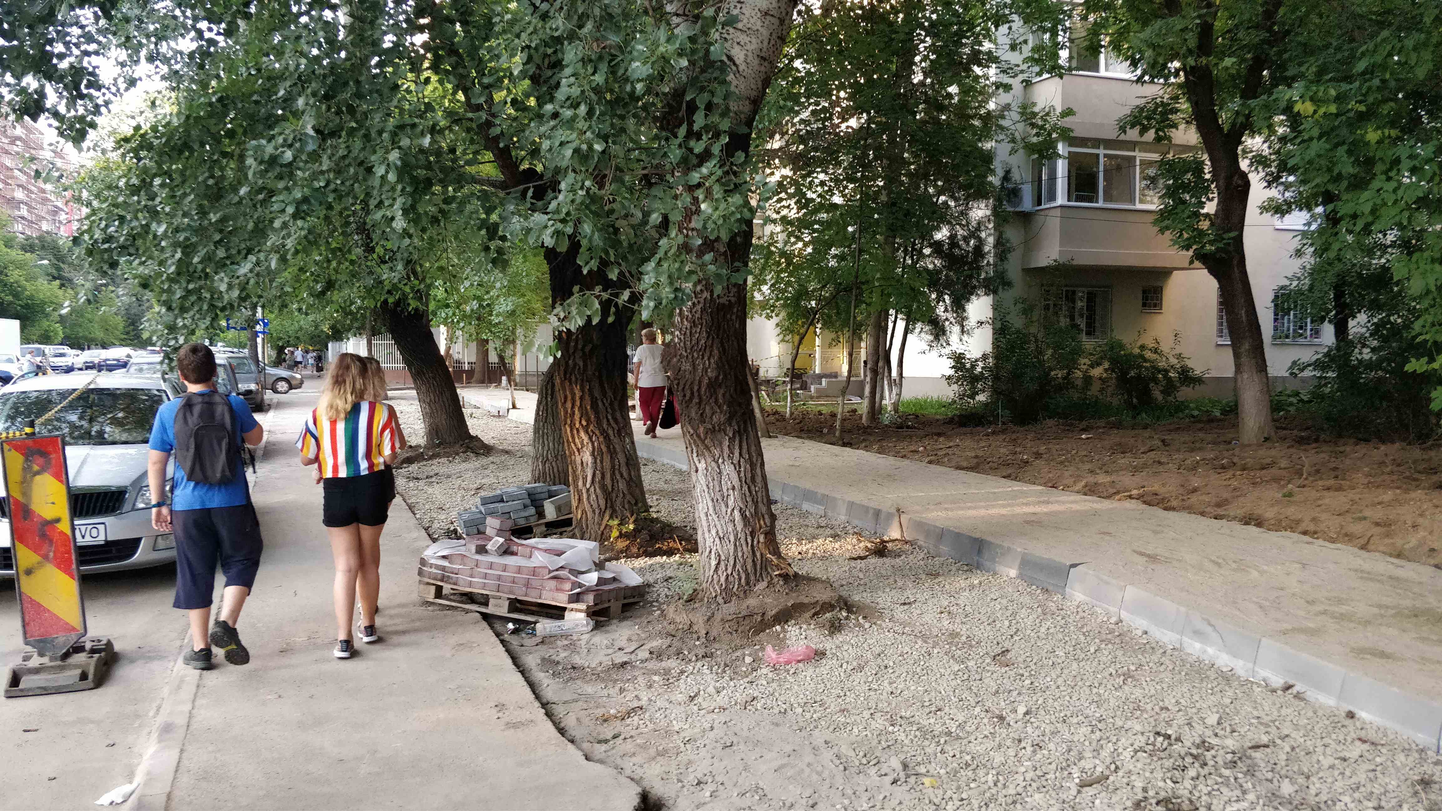 Primăria Sectorului 3 a început asfaltarea spațiului verde (FOTO)