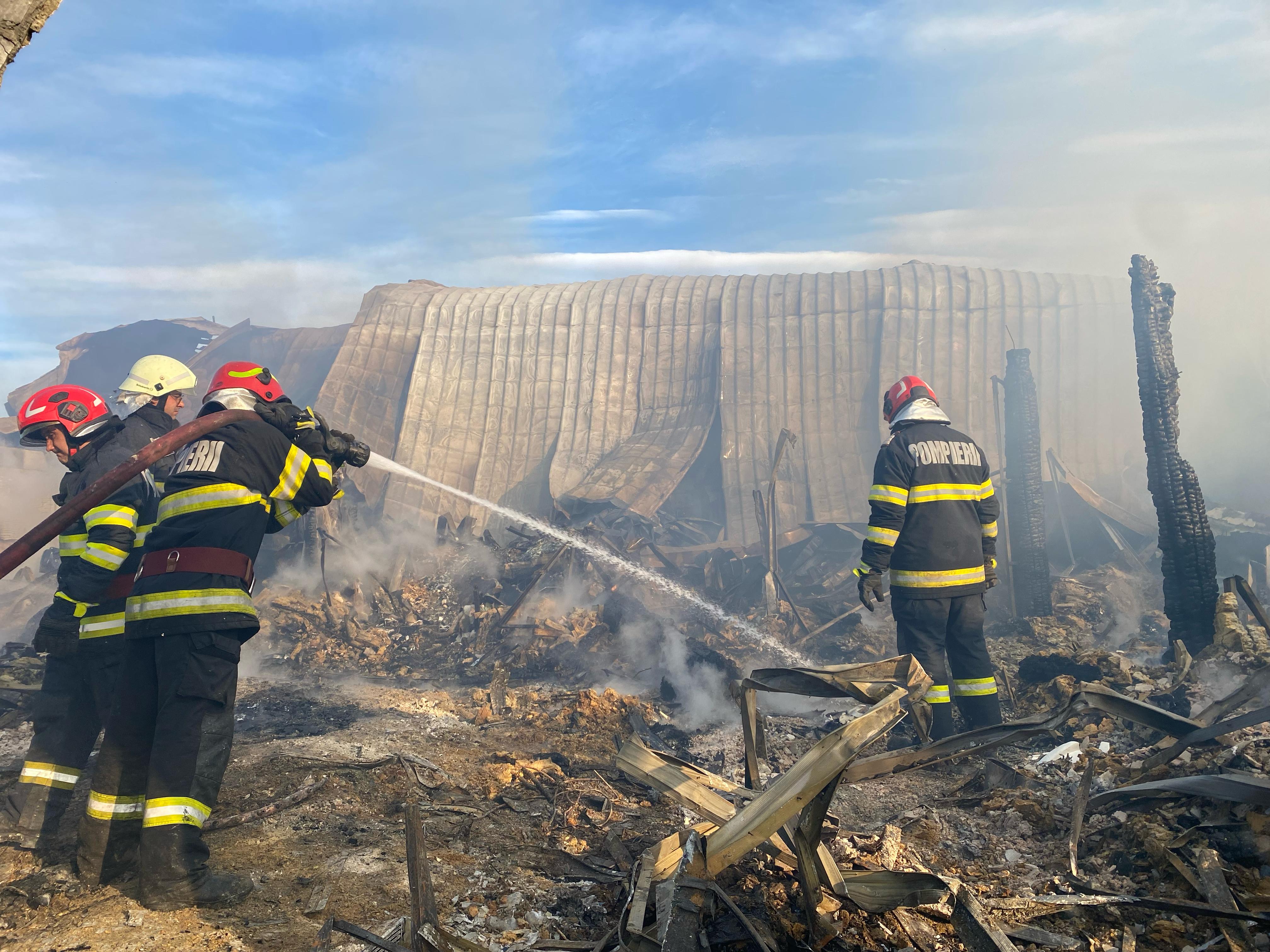 UPDATE | Incendiu la Ferma Dacilor: a fost recuperată a șaptea victimă - un copil. O altă persoană, încă dispărută. Pensiunea nu avea nici autorizație de construire