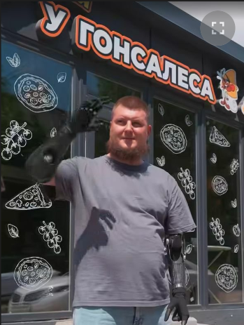 Eroul ucrainean care și-a pierdut brațele și vederea la un ochi, în luptele cu rușii, și-a deschis o pizzerie: „Pentru fiicele mele nu m-am lăsat doborât”