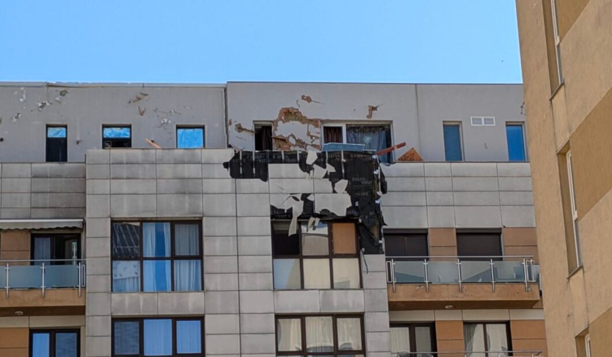 Cum arată blocul de pe care a plecat acoperișul ucigaș care a omorât o femeie din Otopeni