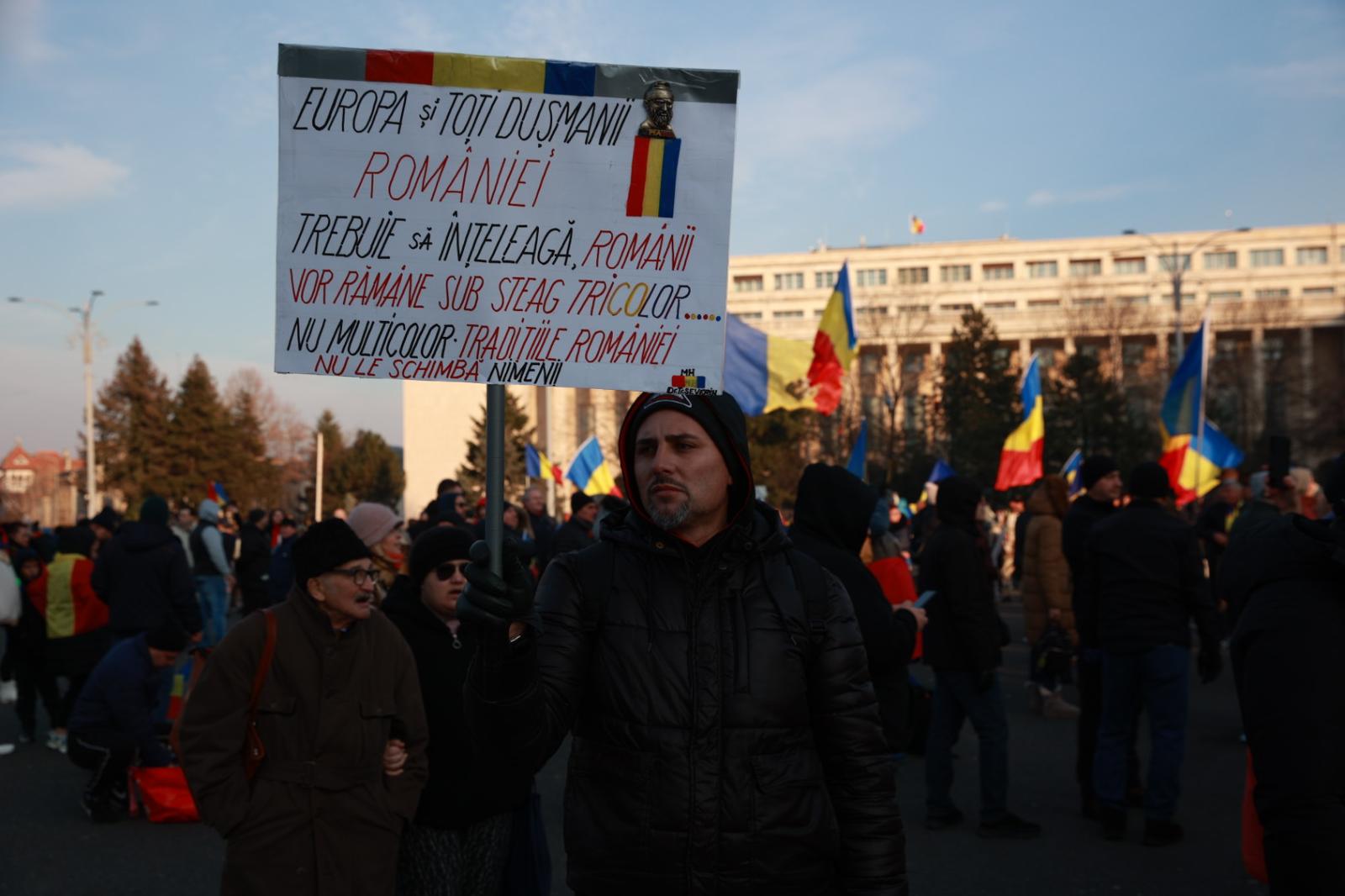 LIVE TEXT: Zeci de mii de oameni la protestul organizat de AUR în București. Mai mulți protestatari aveau asupra lor cuţite, bricege și substanţe interzise