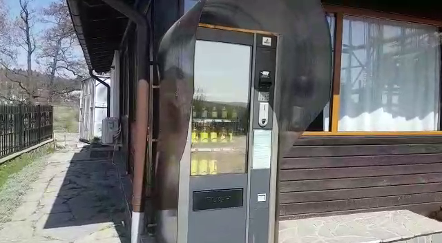 VIDEO/Automat cu lumânări și tămâie la intrarea într-un cimitir din Prahova. Inițiativa aparține preotului unei parohii din Câmpina