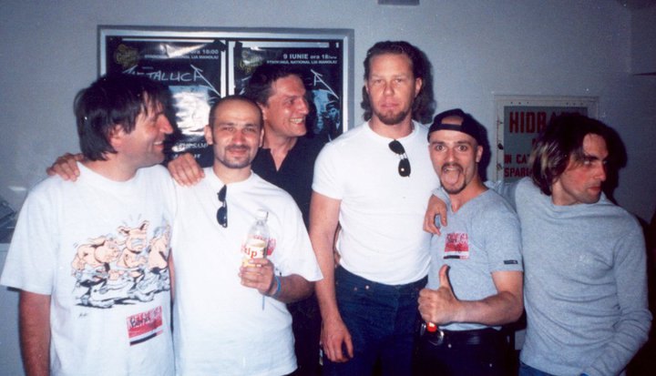 Fotografii inedite din anul 1999: Metallica, în culise, alături de trupa Antract