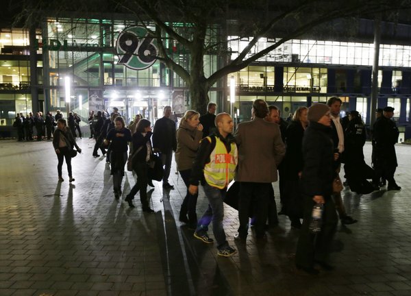 Alarmă cu bombă la Hanovra: ^spectatori evacuați, amicalul Germania - Olanda, anulat! Angela Merkel venise la meci / VIDEO & GALERIE FOTO