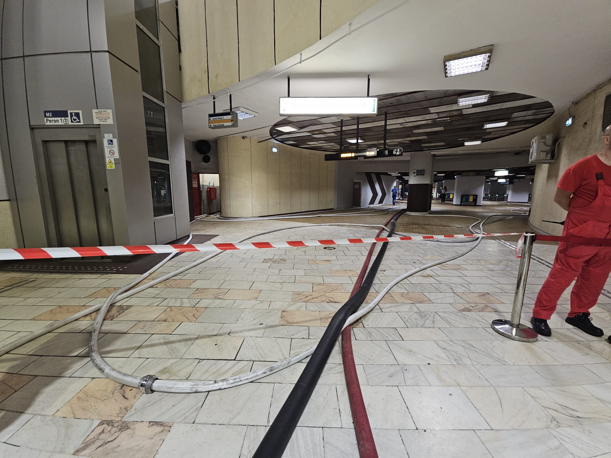 Bilanț negru al potopului în București și Ilfov: 1.000 de copaci căzuți, sute de case inundate, 456 de mașini distruse. Stația Piața Victoriei 2 rămâne închisă