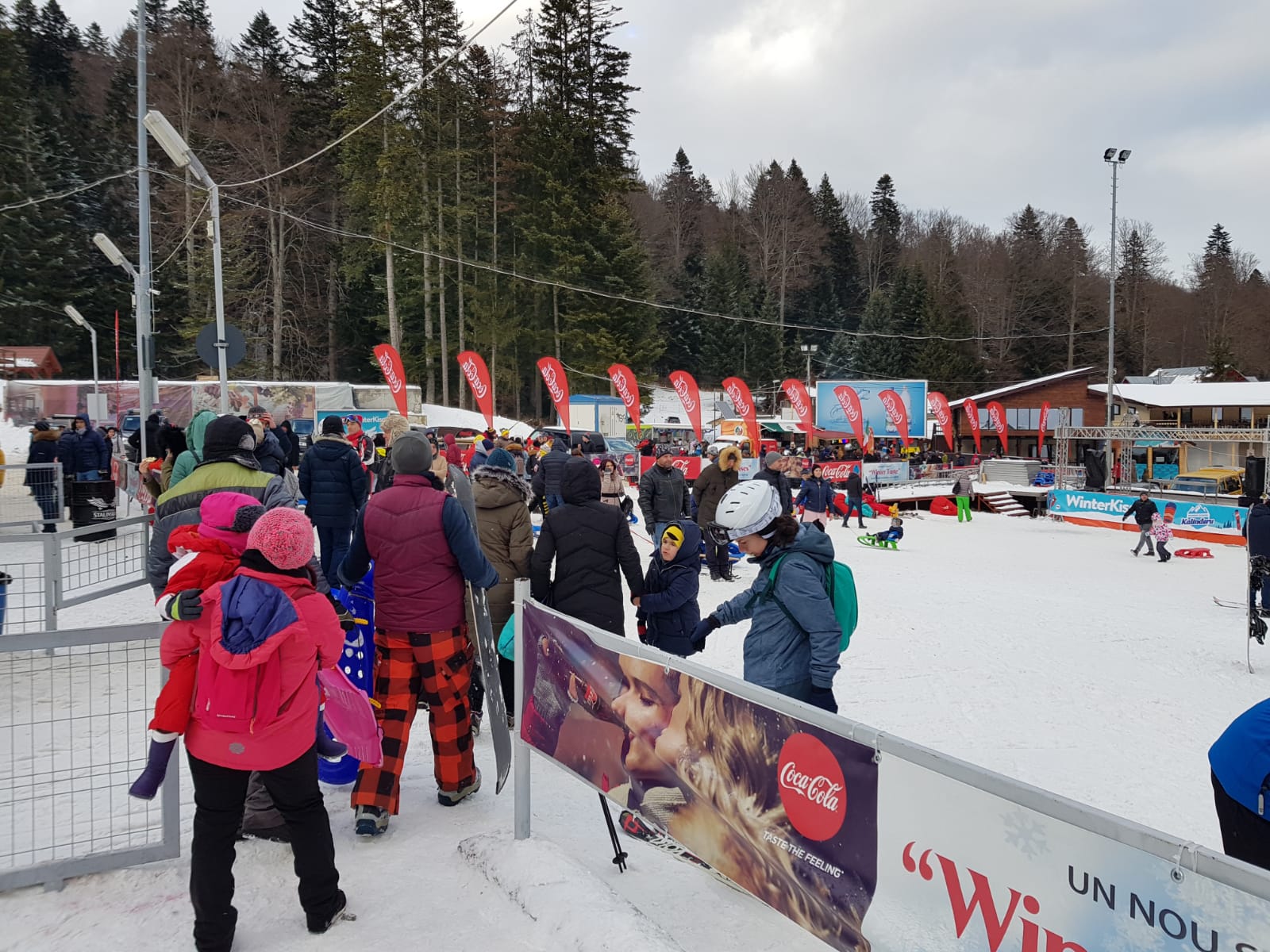 FOTO/ Pârtiile de pe Valea Prahovei au fost arhipline în primele zile ale noului an. La Azuga, încep taberele de schi pentru copii