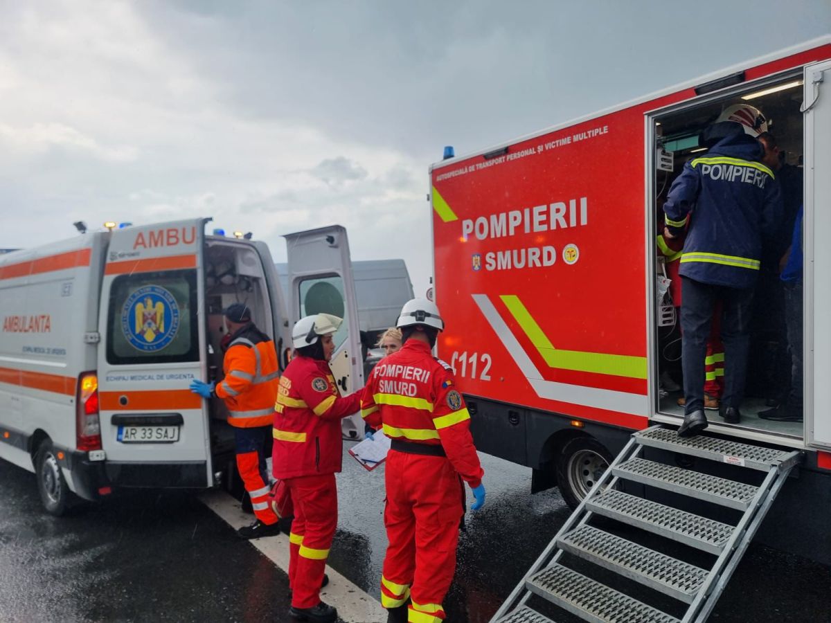 Accident cu 11 persoane implicate în județul Arad. Un bărbat a fost transportat la spital