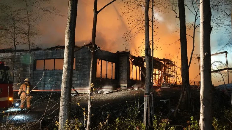 Casa de 20 de milioane de dolari a proprietarului PornHub a fost făcută scrum într-un incendiu suspect