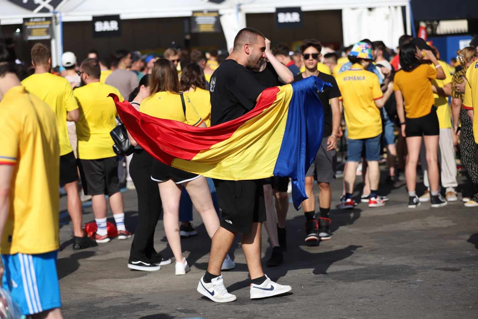 Sărbătoare și la București! Atmosferă incendiară în Piața Universității după ce tricolorii s-au calificat în optimi la Euro 2024