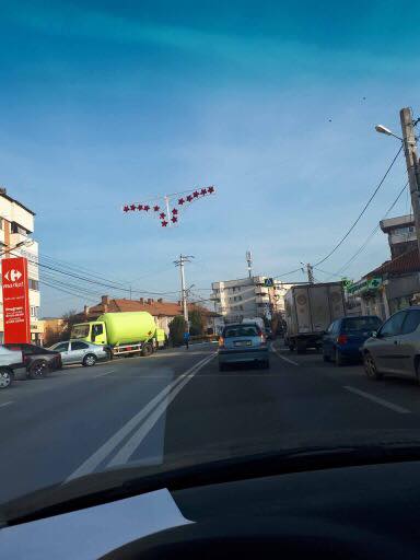 Filiași, decorat de Sărbători cu “chiloți” luminoși. Primarul spune că ar fi trebuit să fie un tunel luminos| FOTO