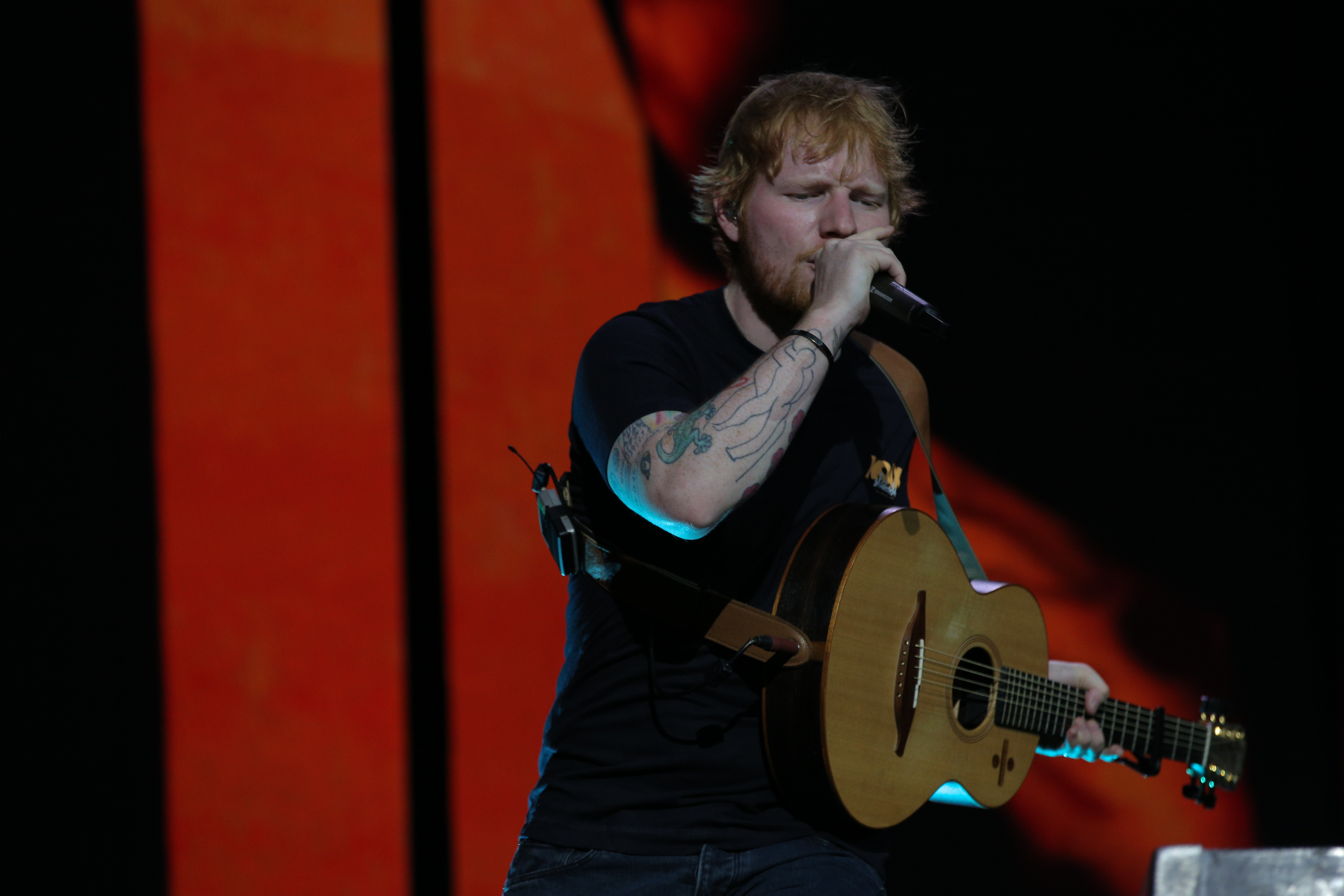 FOTO | La concertul de la Arena Națională, Ed Sheeran a purtat tricoul de 250 de lei al naționalei de fotbal a României